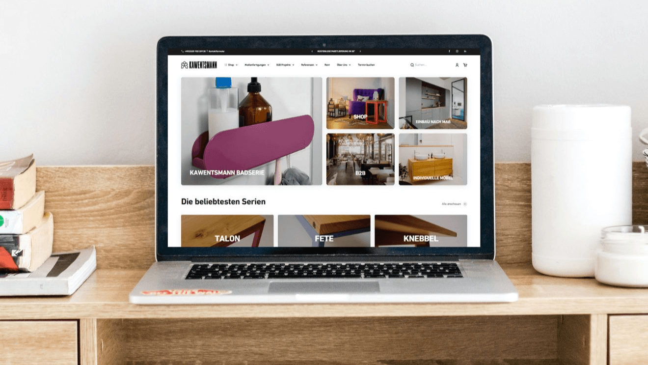 Laptop auf einem Schreibtisch zur Visualisierung der Terminbuchung per Telefon oder Video