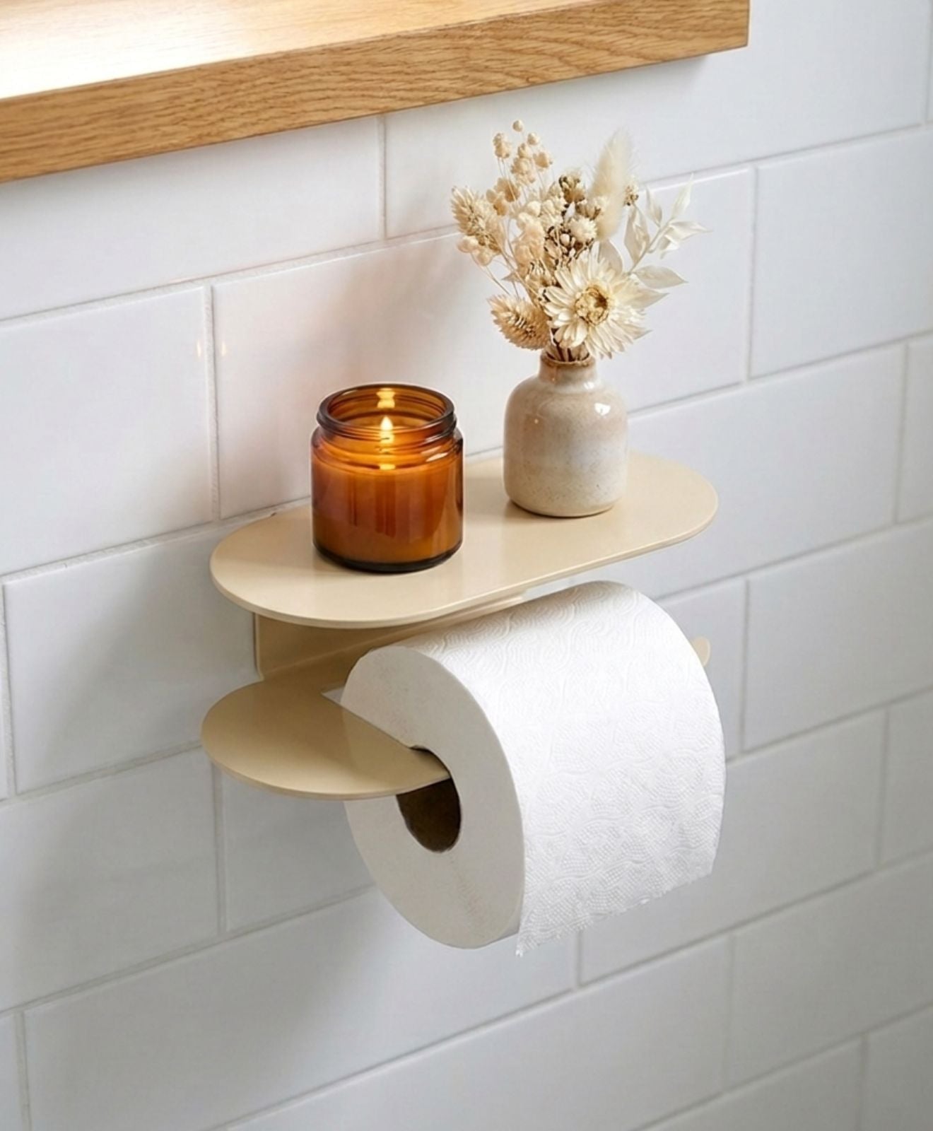 Toilettenpapierhalter ohne Bohren mit Ablage im Badezimmer mit Trockenblumen und Duftkerze darauf