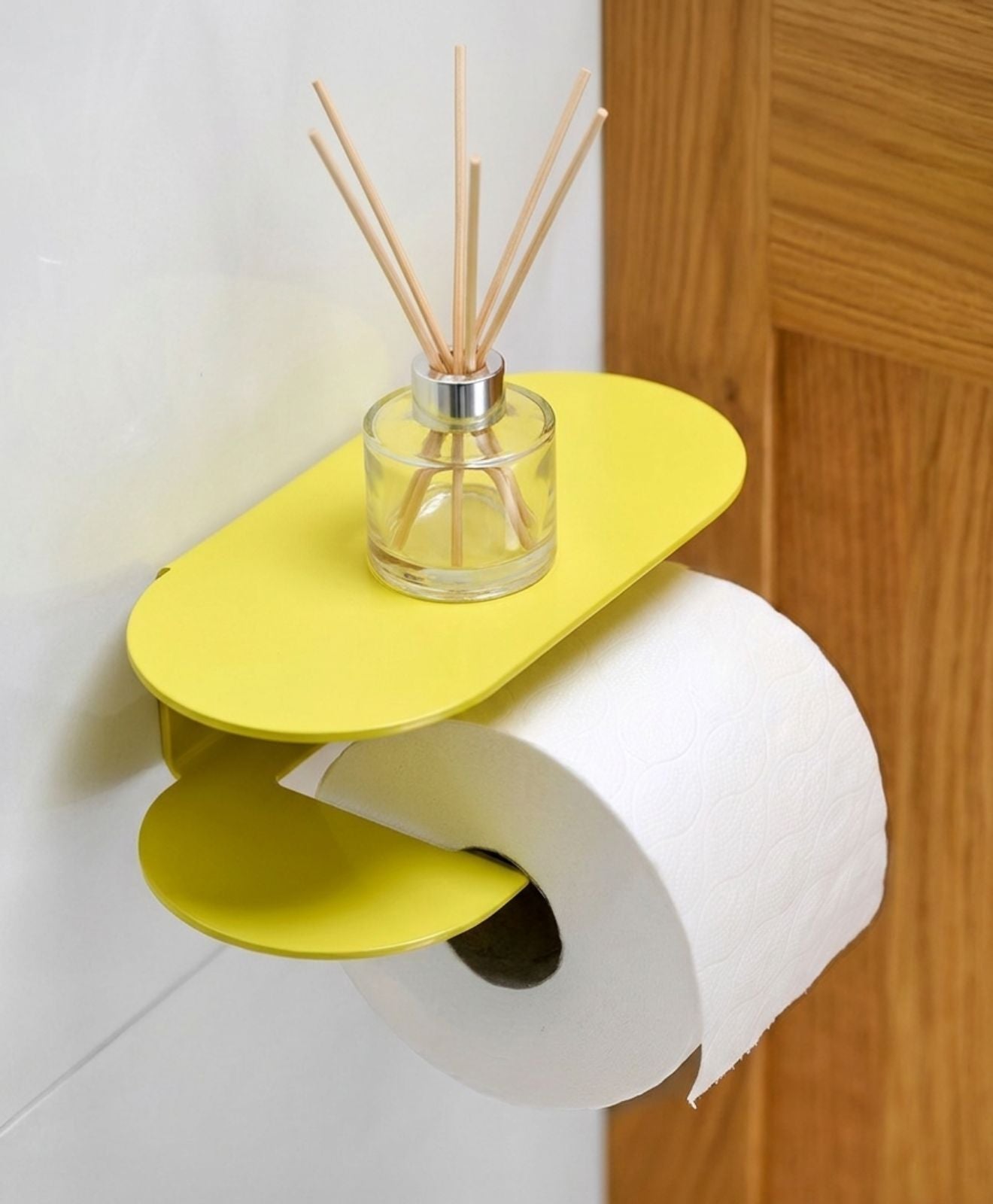 Toilettenpapierhalter ohne Bohren mit Ablage im Badezimmer mit Raumduft darauf