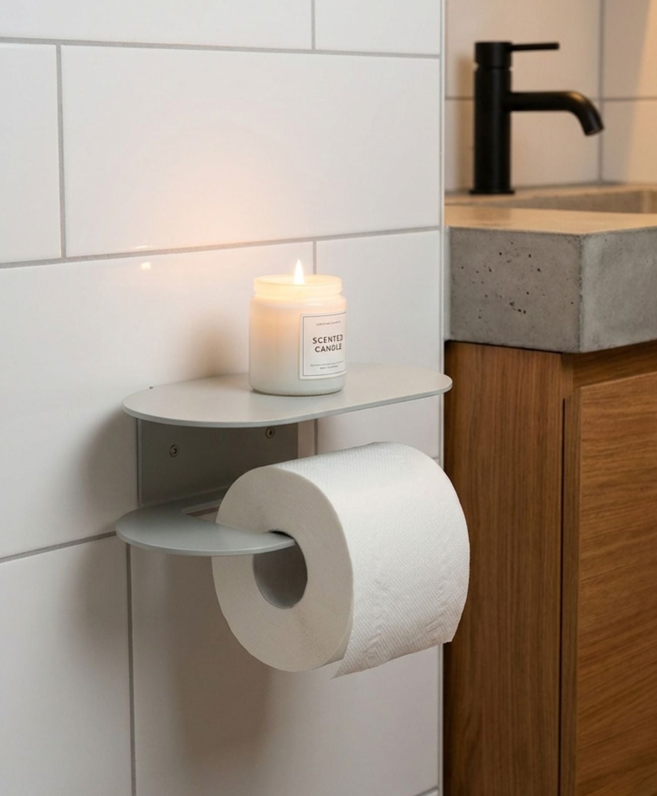 Toilettenpapierhalter ohne Bohren mit Ablage im Badezimmer mit Duftkerze darauf
