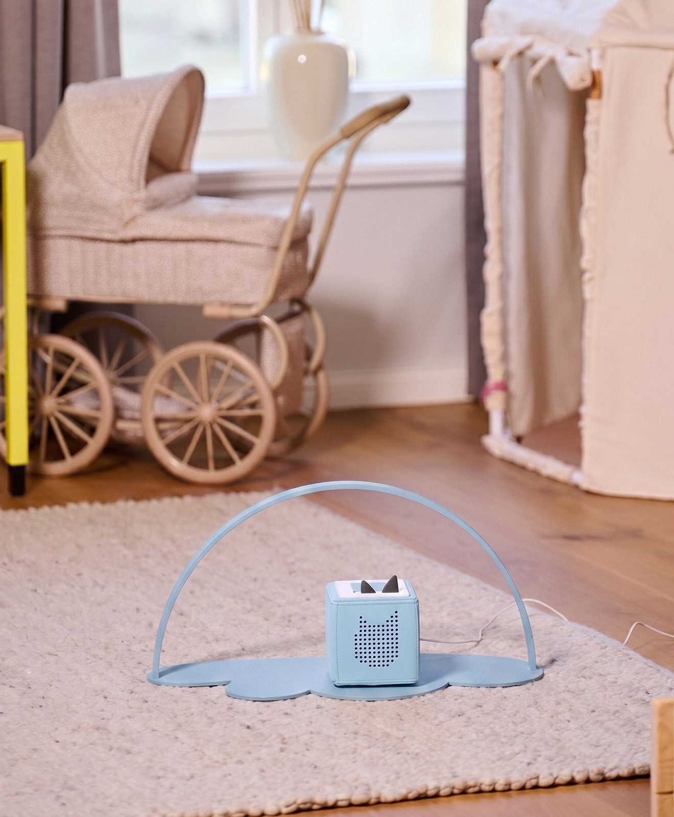Regal für Toniebox & Tonies in Blau - Moodbild im Kinderzimmer auf dem Boden aufgestellt