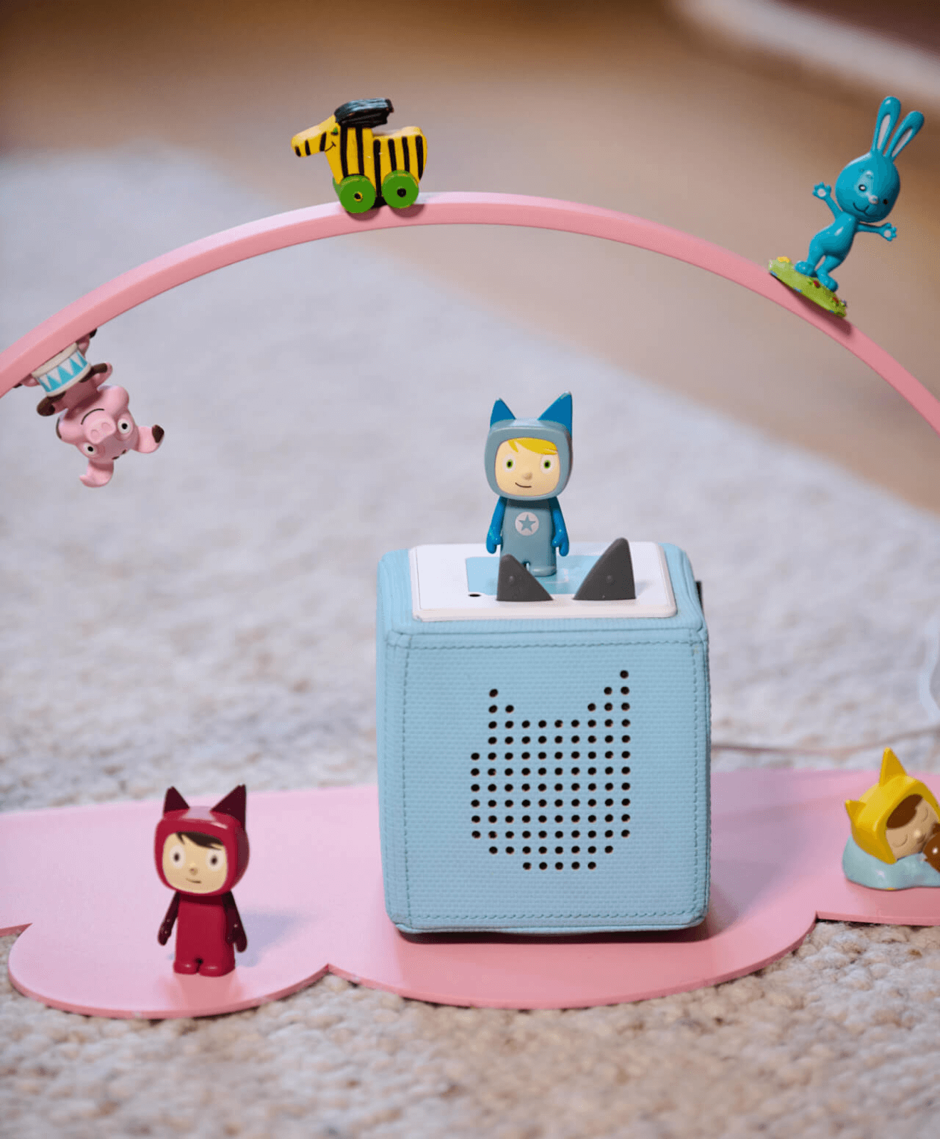 Regal für Toniebox & Tonies in Rosa - Moodbild im Kinderzimmer auf dem Boden aufgestellt