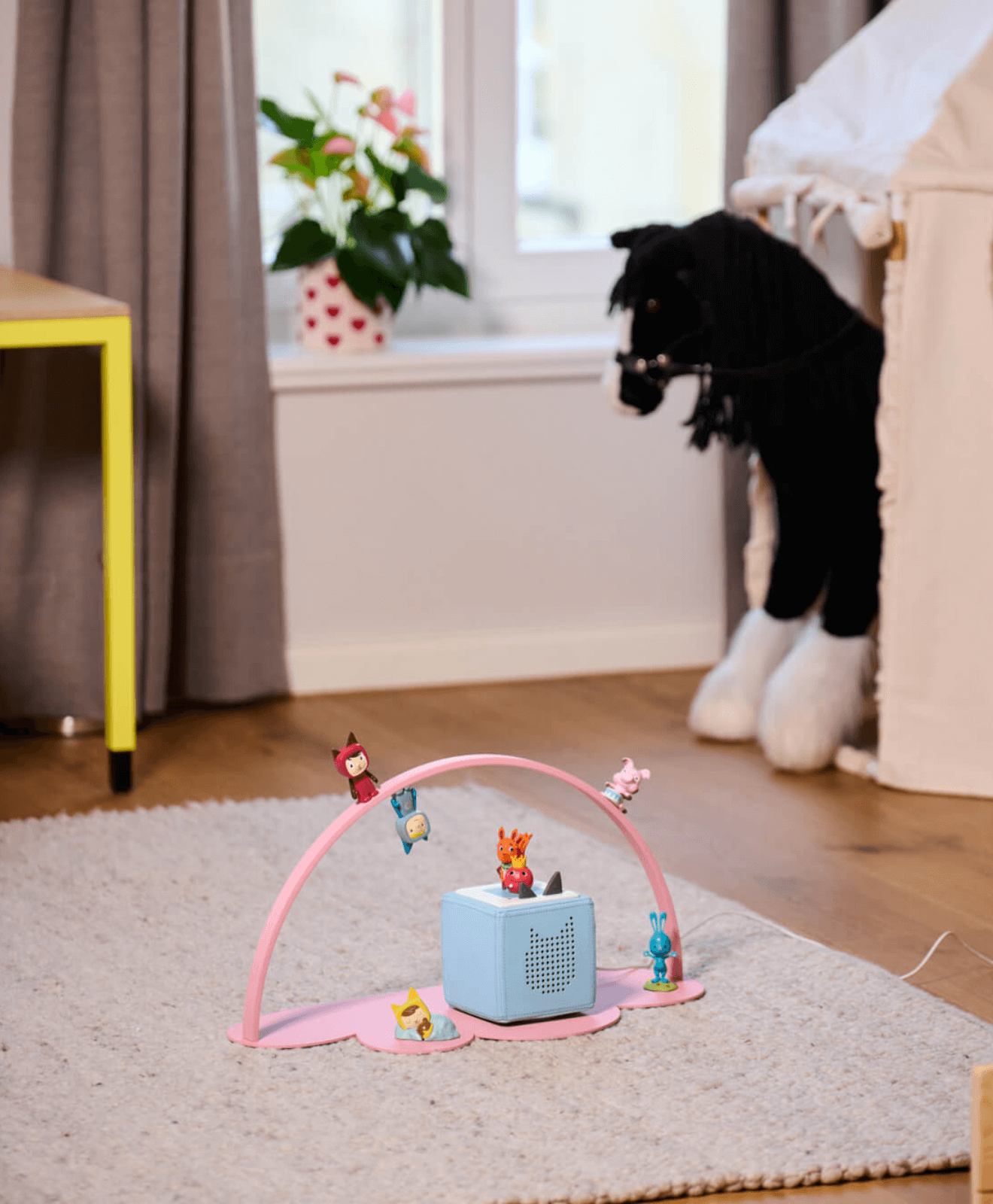 Regal für Toniebox & Tonies in Rosa - Moodbild im Kinderzimmer auf dem Boden aufgestellt