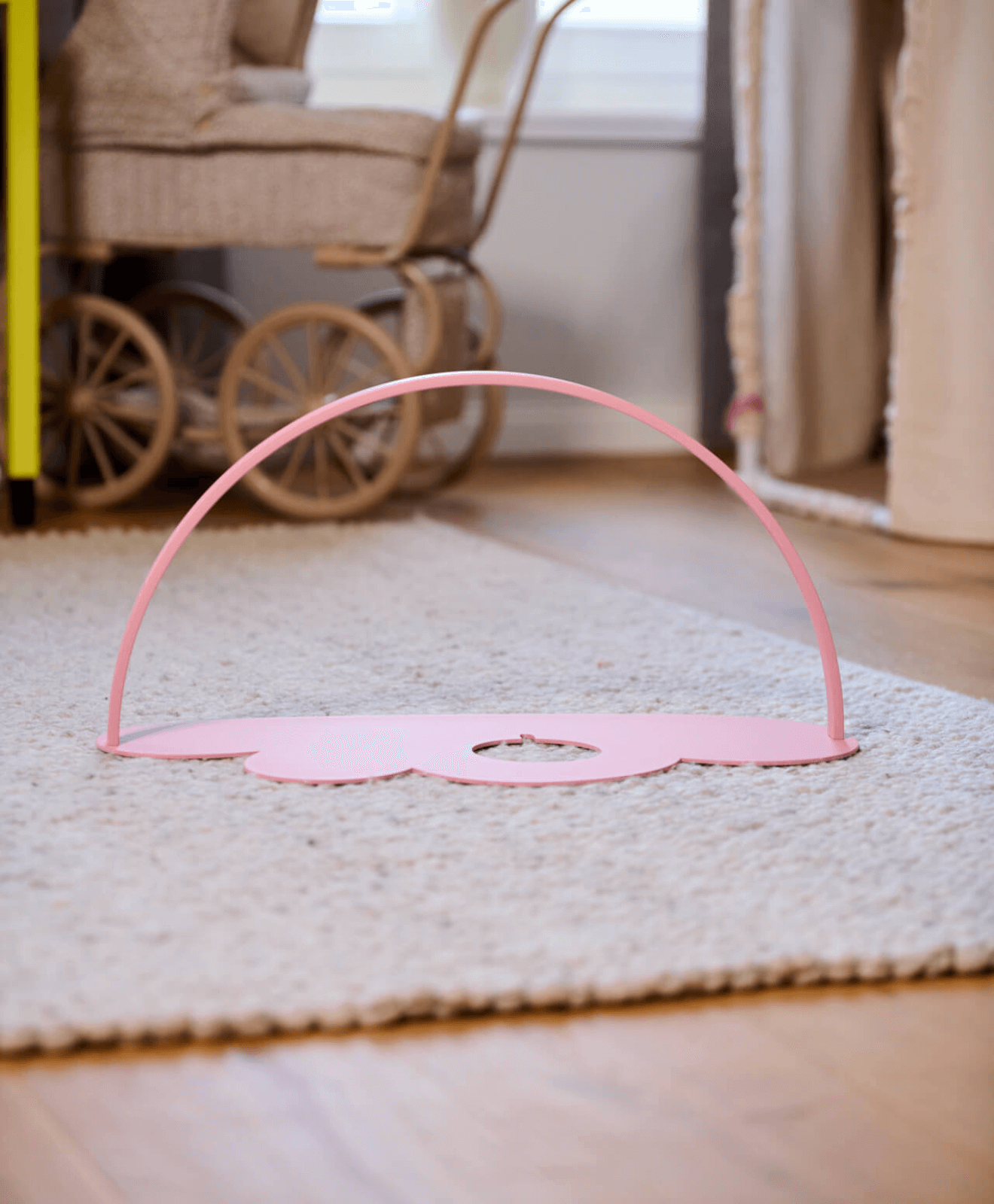 Regal für Toniebox & Tonies in Rosa - Moodbild im Kinderzimmer auf dem Boden aufgestellt