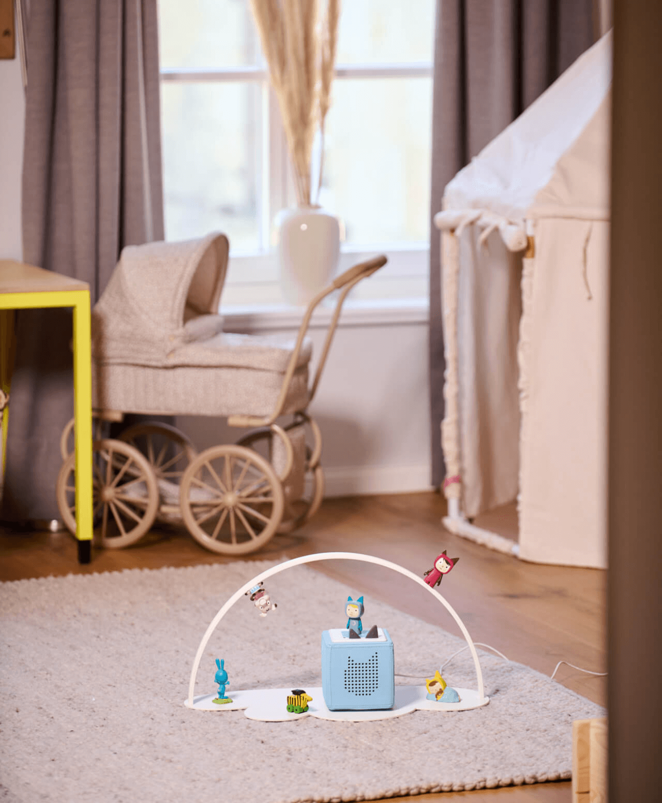 Regal für Toniebox & Tonies in Weiß - Moodbild im Kinderzimmer auf dem Boden aufgestellt