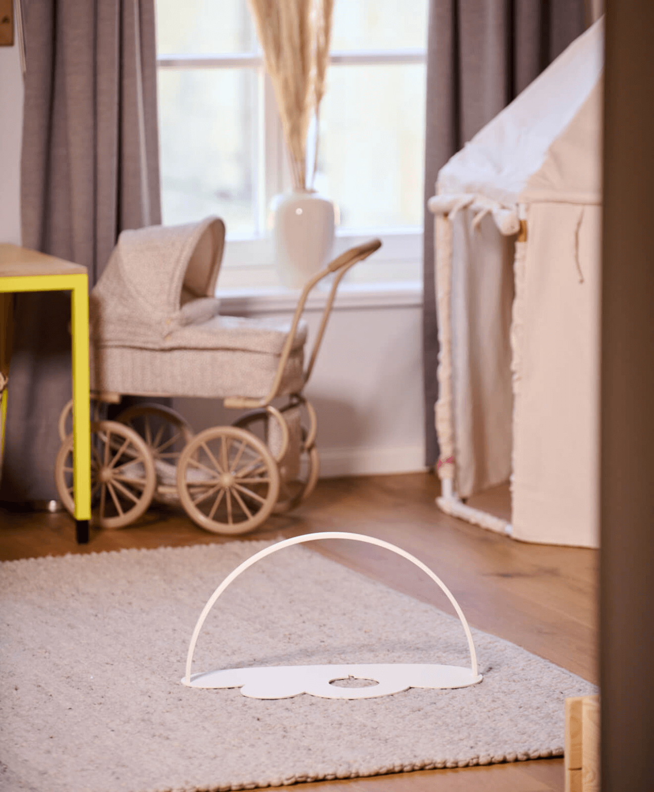 Regal für Toniebox & Tonies in Weiß - Moodbild im Kinderzimmer auf dem Boden aufgestellt