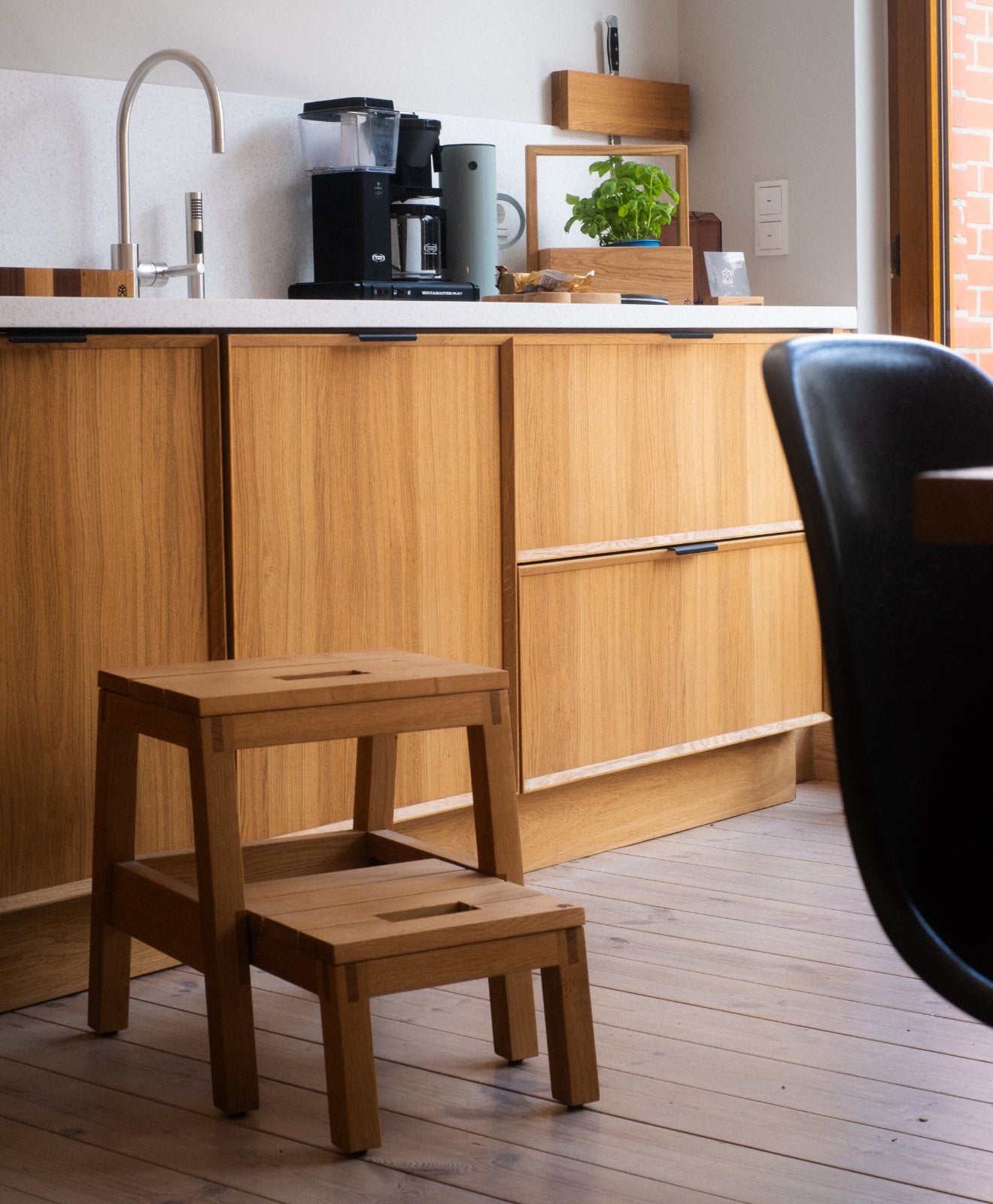 Tritthocker Holz Eiche KURANT von KAWENTSMANN als Helfer in einer Küche