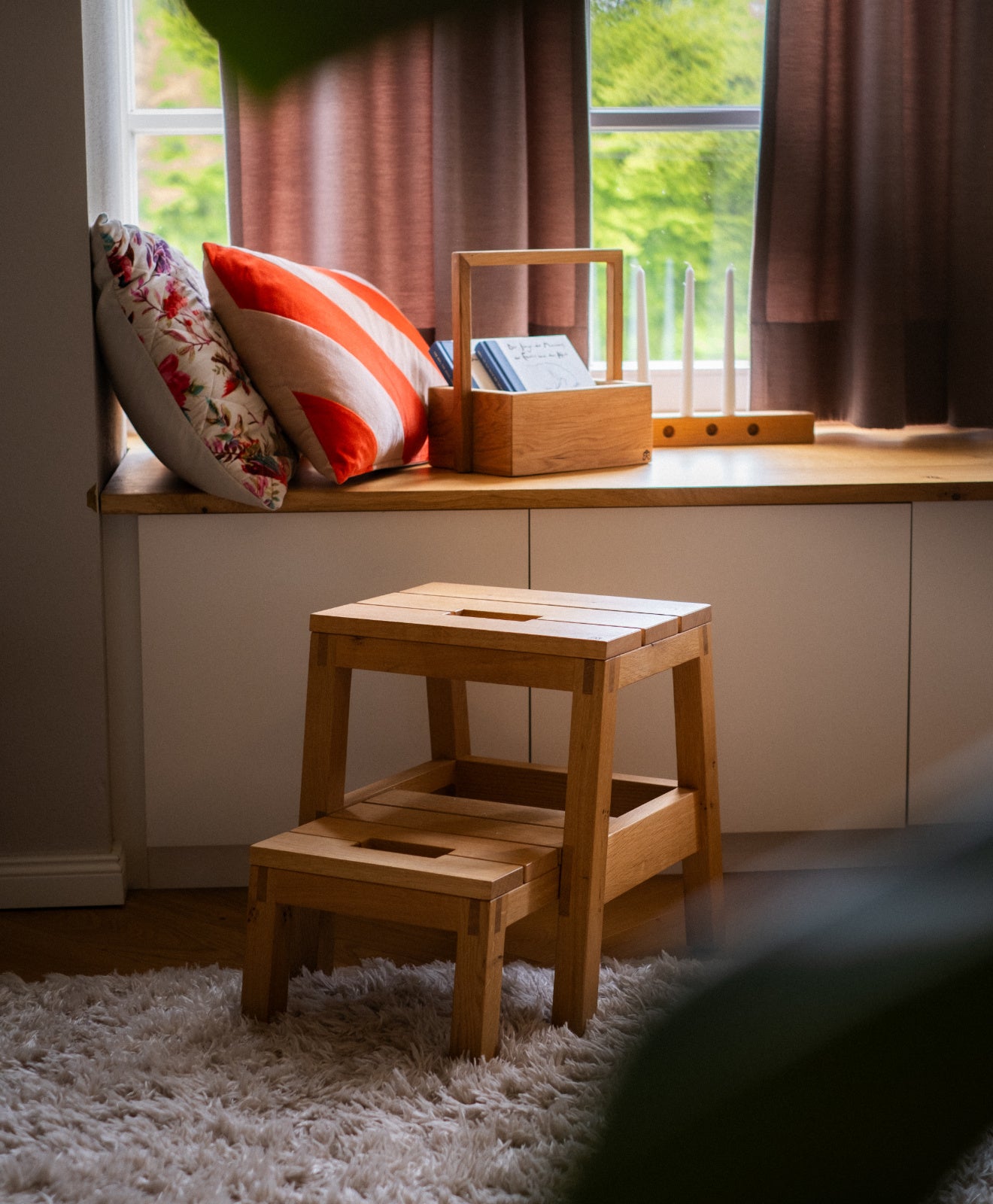 Tritthocker aus Holz (Eiche) Kurant von Kawentsmann im Schlafzimmer neben einer Fensterbank
