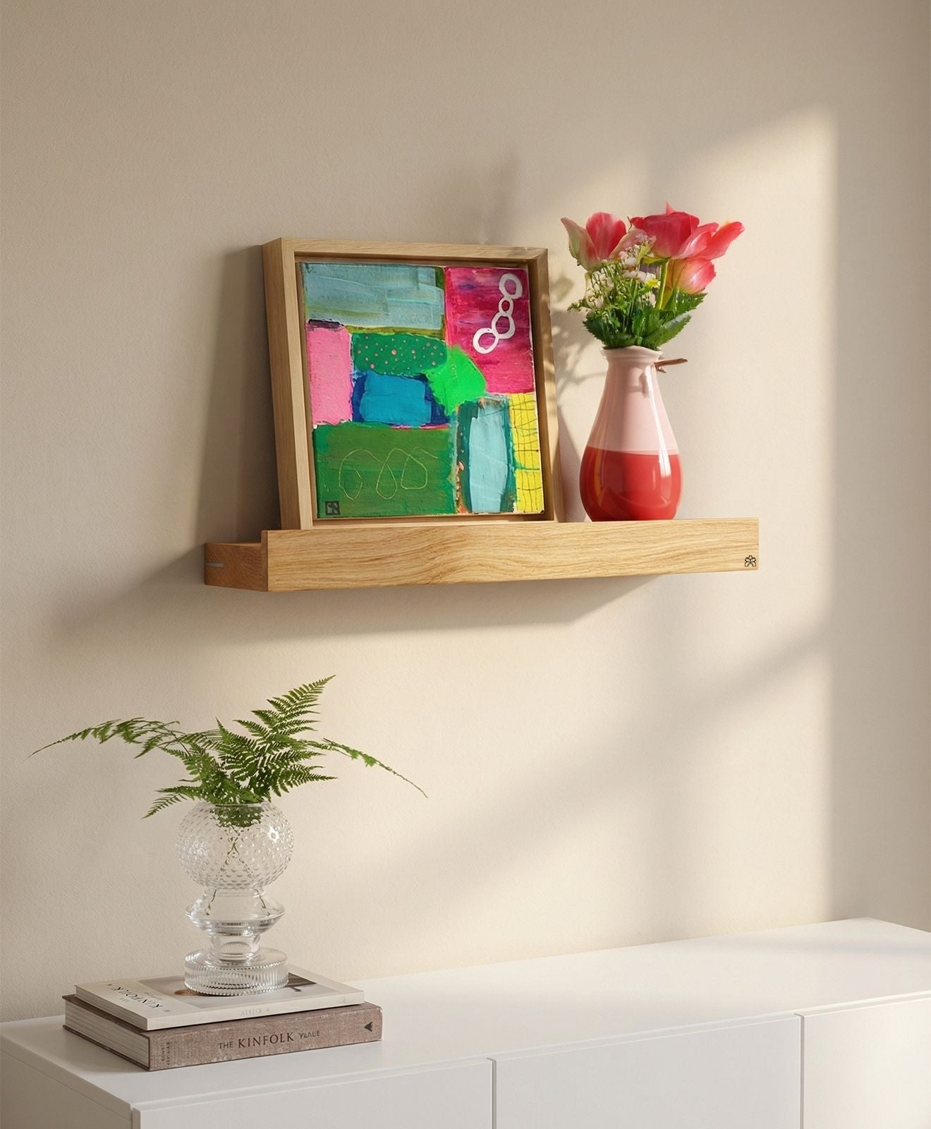 Wandregal aus Holz FIERS mit Kante Moodbild mit Bild und Vase darauf