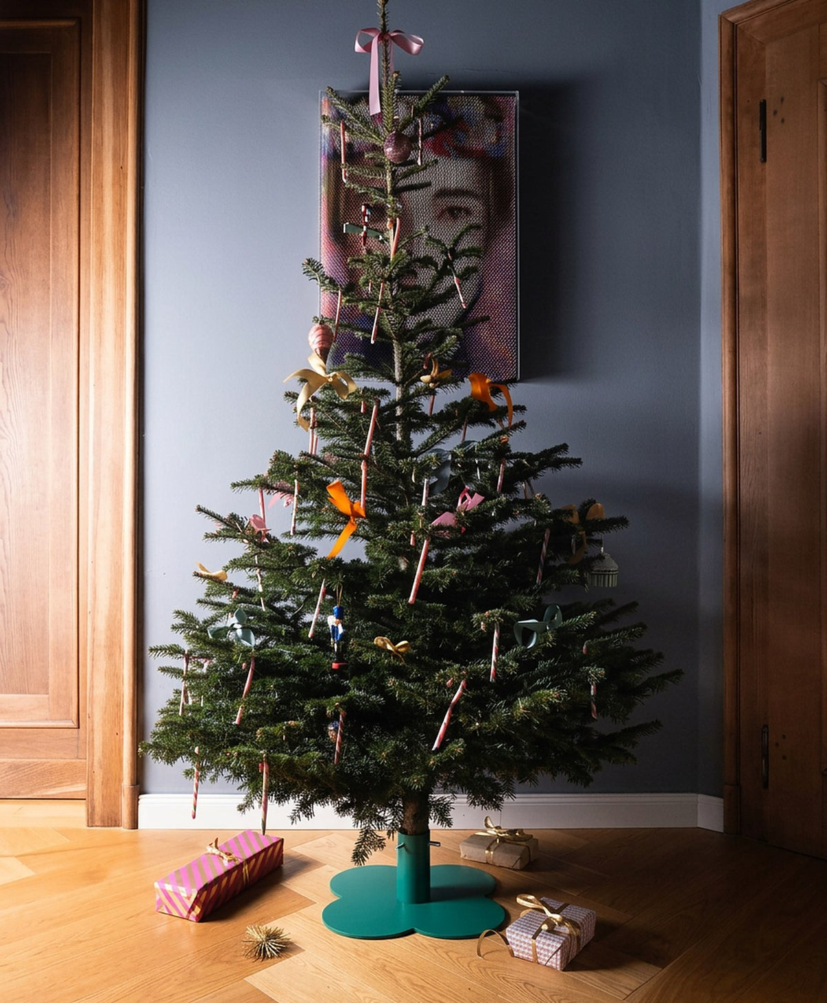 Weihnachtsbaumständer KLEE in Opalgrün unter geschmücktem Baum #Farbe_Opalgrün RAL 6026