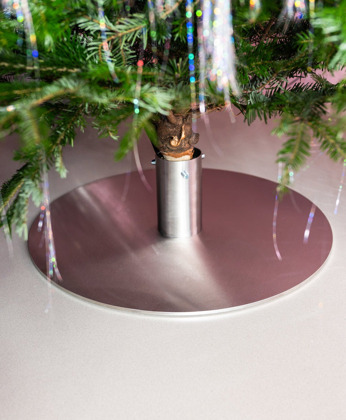 Weihnachtsbaumständer ORBI aus gebürstetem Edelstahl unter dem Baum