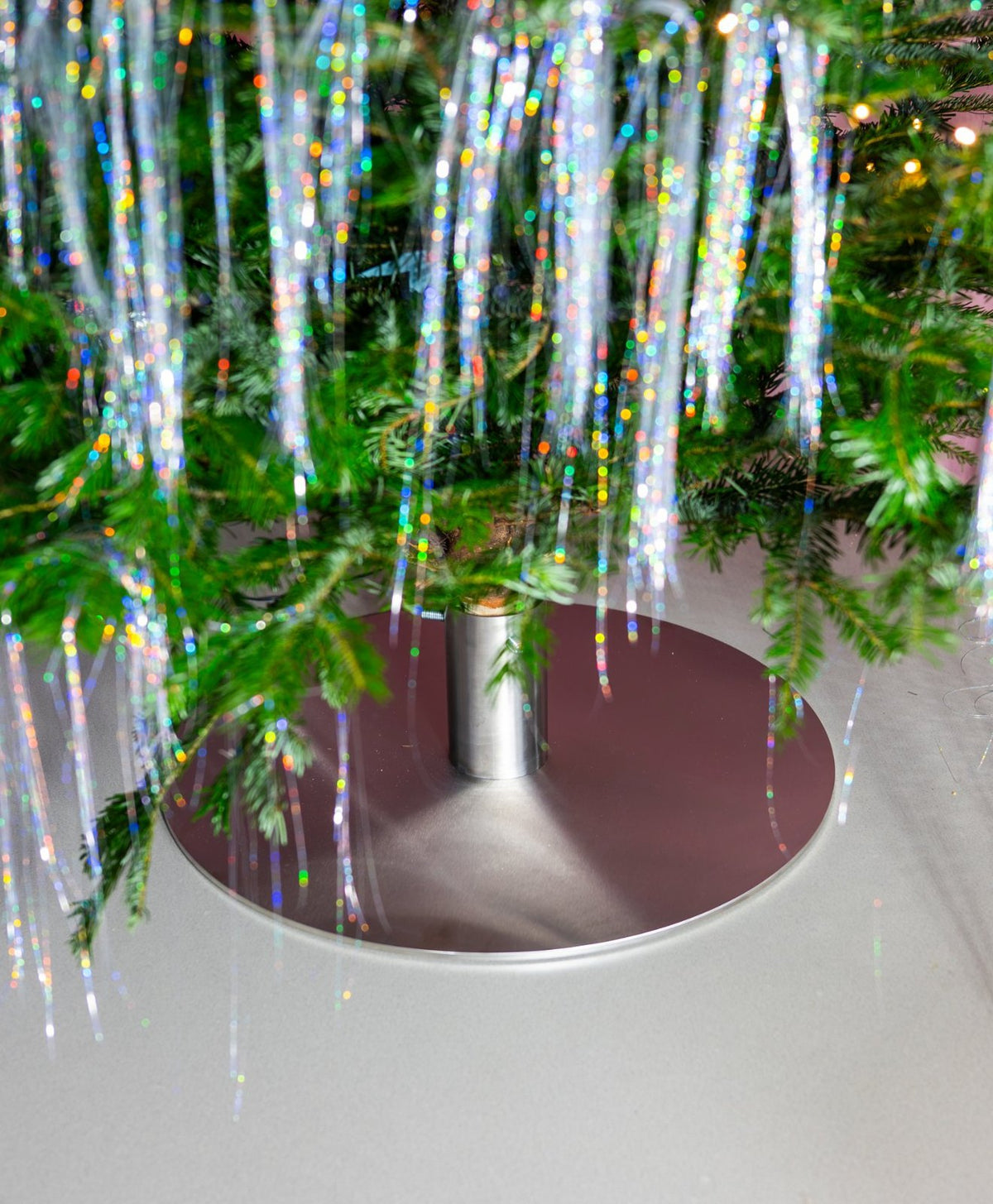 Weihnachtsbaumständer ORBI Edelstahl mit geschmücktem Baum