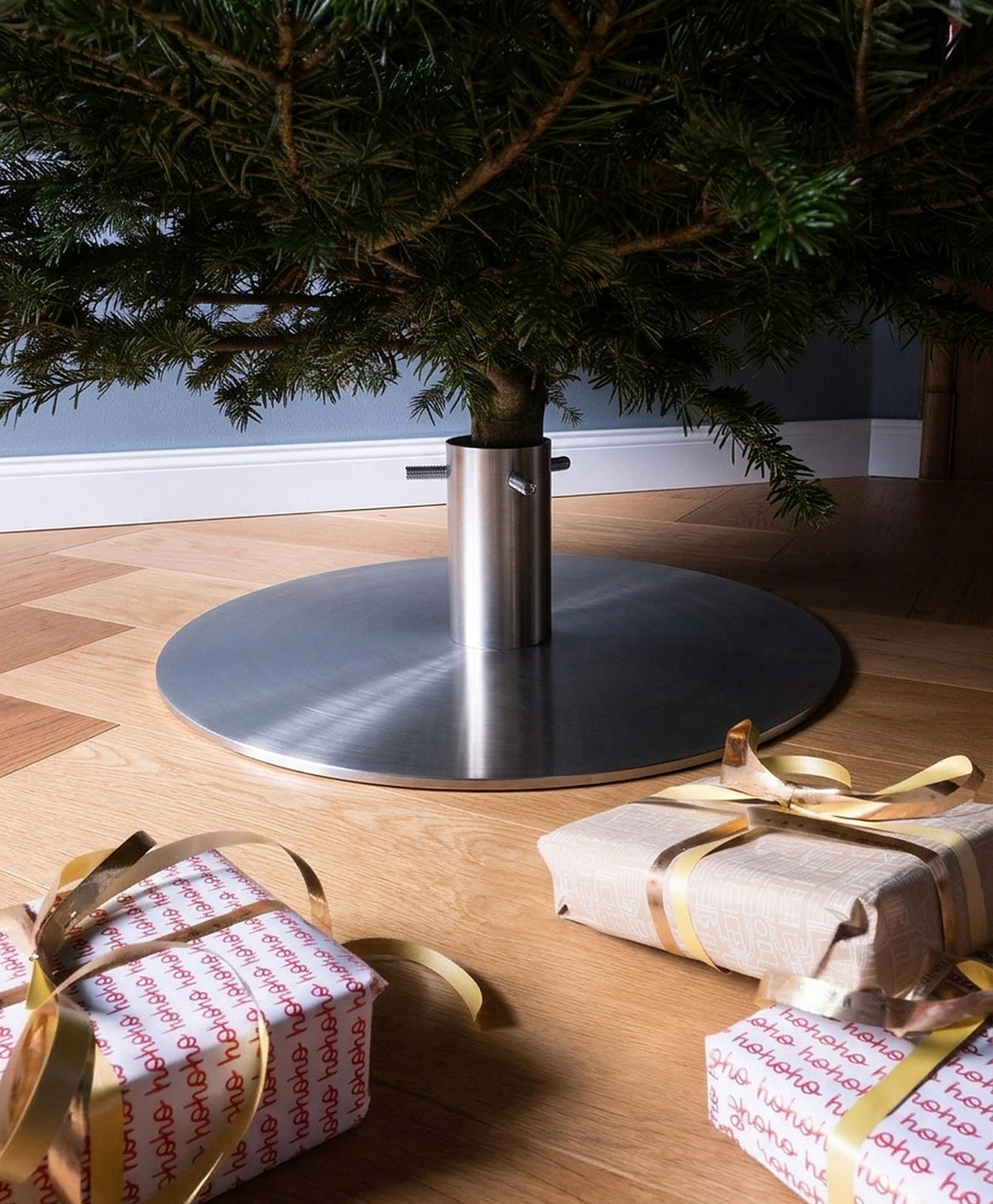 Weihnachtsbaumständer ORBI Edelstahl mit Geschenken