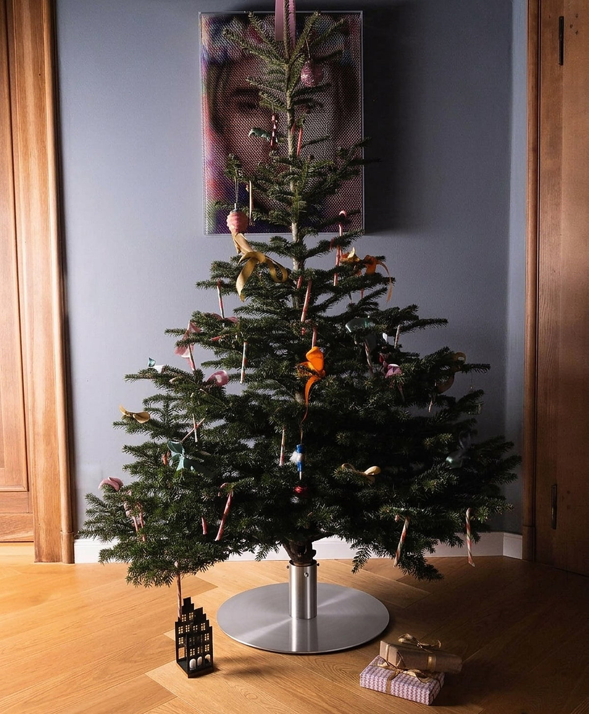 Weihnachtsbaumständer ORBI Edelstahl unter geschmücktem Baum im Wohnzimmer