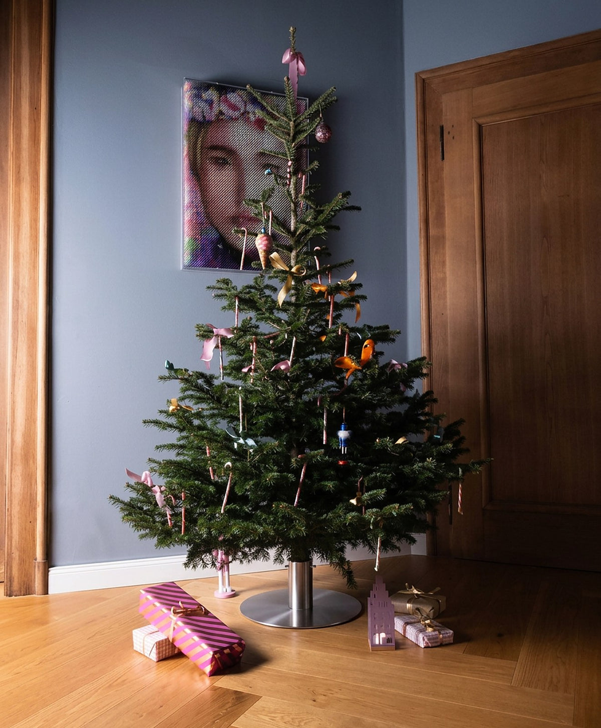 Weihnachtsbaumständer ORBI Edelstahl mit Geschenken im Wohnzimmer