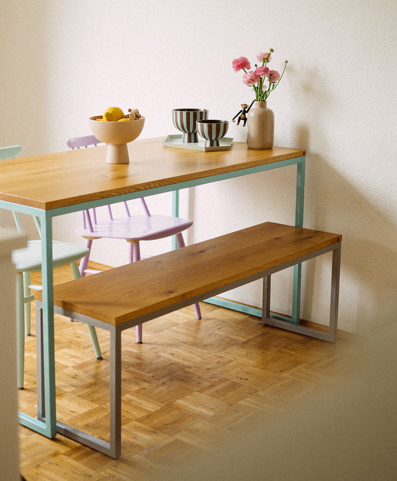 Tisch & Sitzbank TALON ohne Mittelstrebe in einem Esszimmer