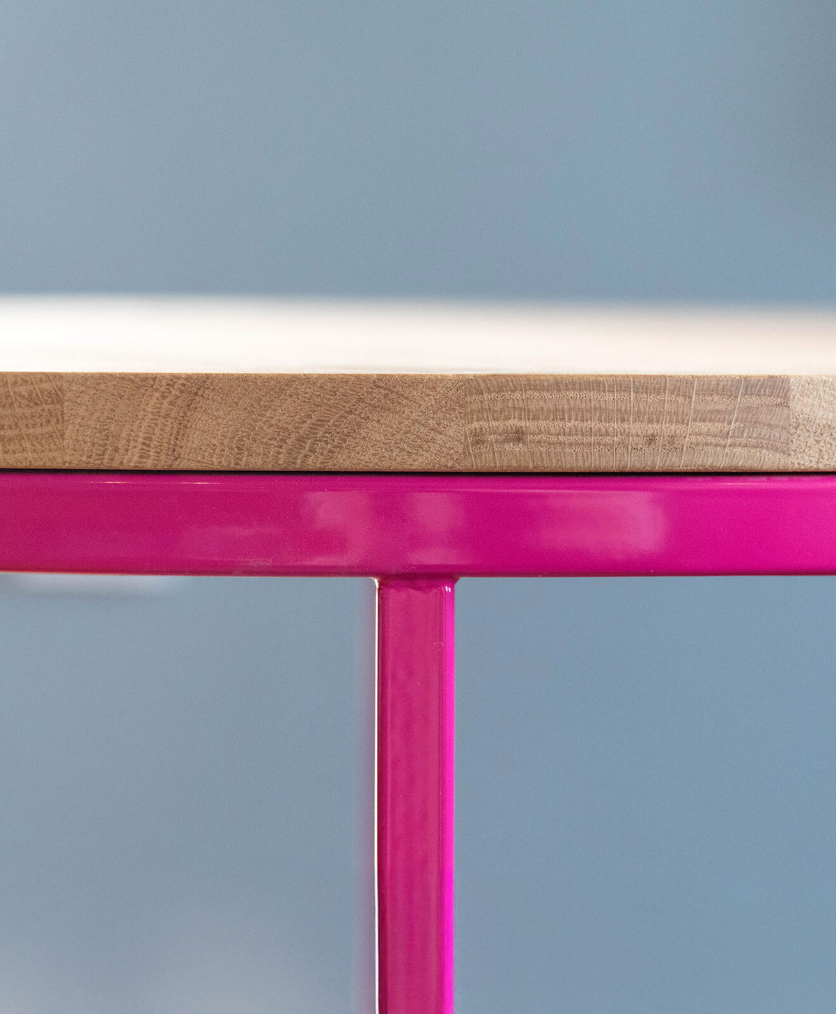 Couchtisch Holz rund TINO von KAWENTSMANN Detailbild vom Gestell und Holzplatte