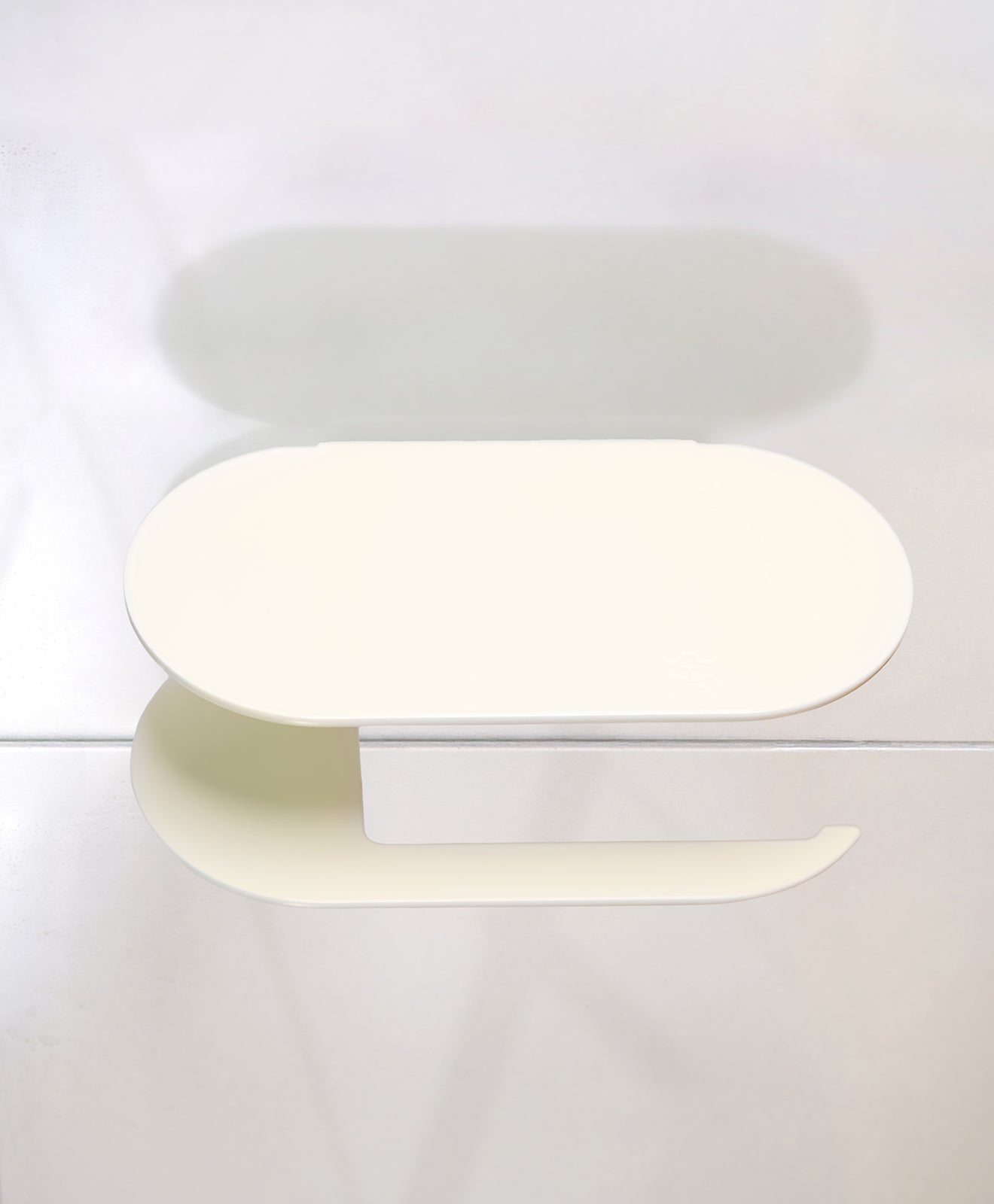 Toilettenpapierhalter ohne Bohren mit Ablage ORBI in Weiß