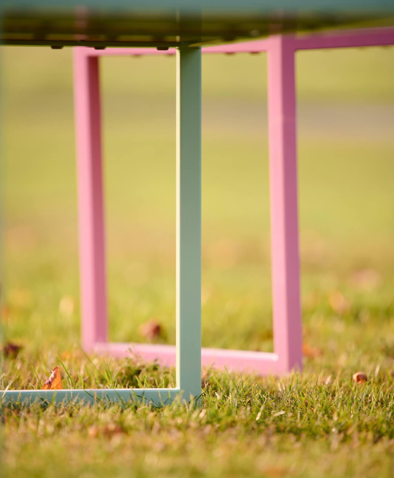 Sitzbank Outdoor mit Rücken- und Armlehne Detail