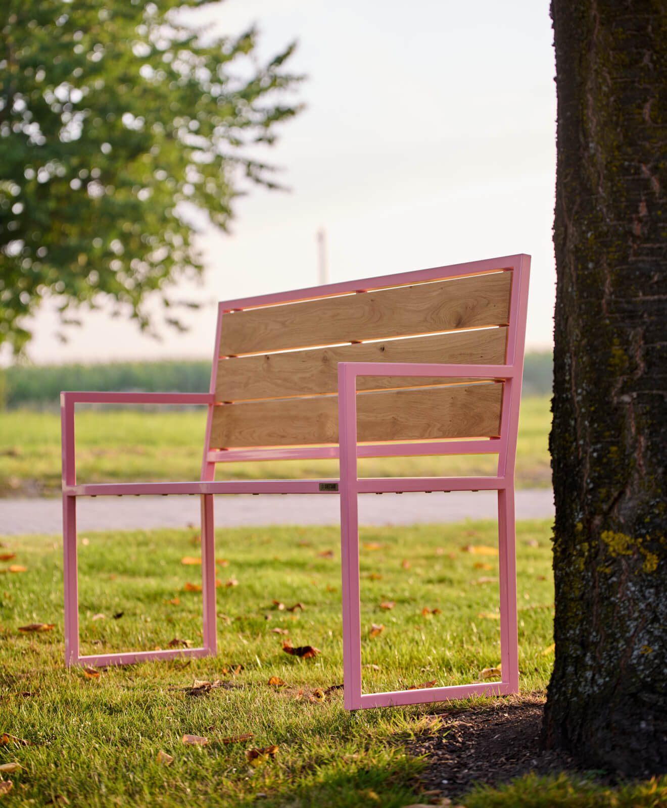 Sitzbank Outdoor mit Rücken- und Armlehne beim Sonnenaufgang