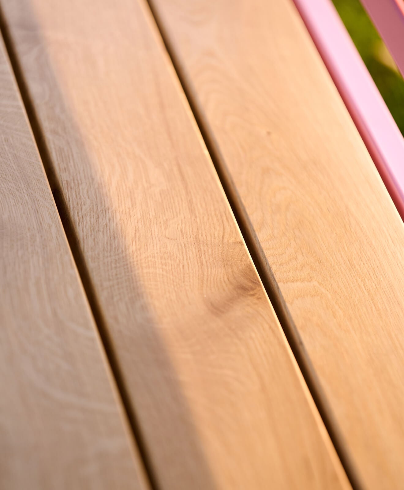 Sitzbank Outdoor mit Rücken- und Armlehne Detail Holz