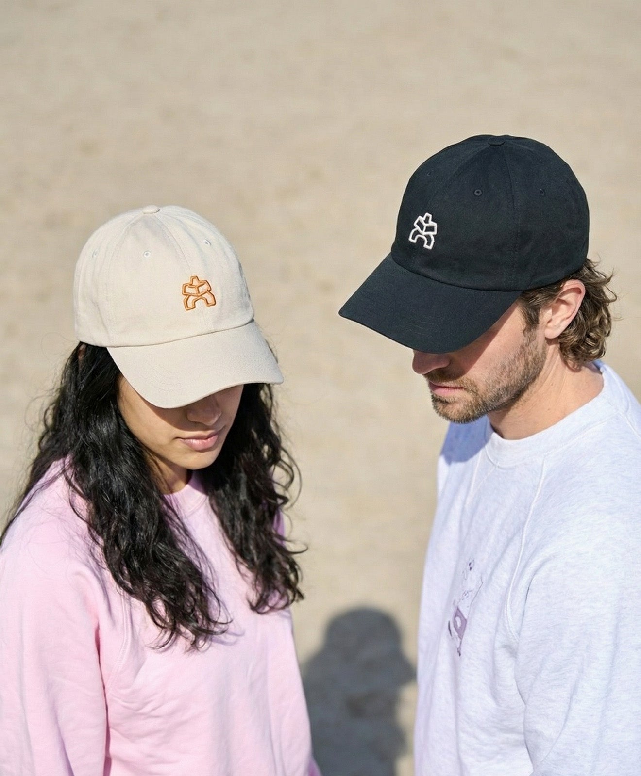 KAWENTSMANN Cap in Beige mit orangenem Logo-Stick und in Schwarz mit weißem Stick