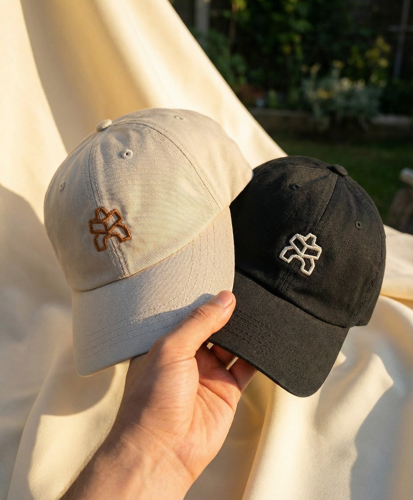 KAWENTSMANN Cap in Schwarz mit weißem Logo von vorne und in Beige mit orangenem Logo