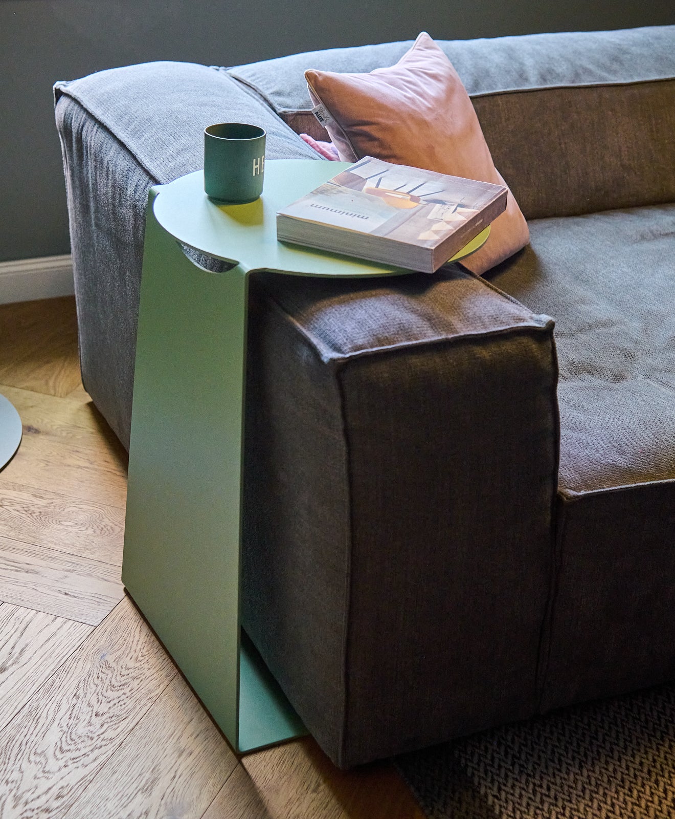 Beistelltisch aus Metall VENTO von KAWENTSMANN - Moodbild Sofa