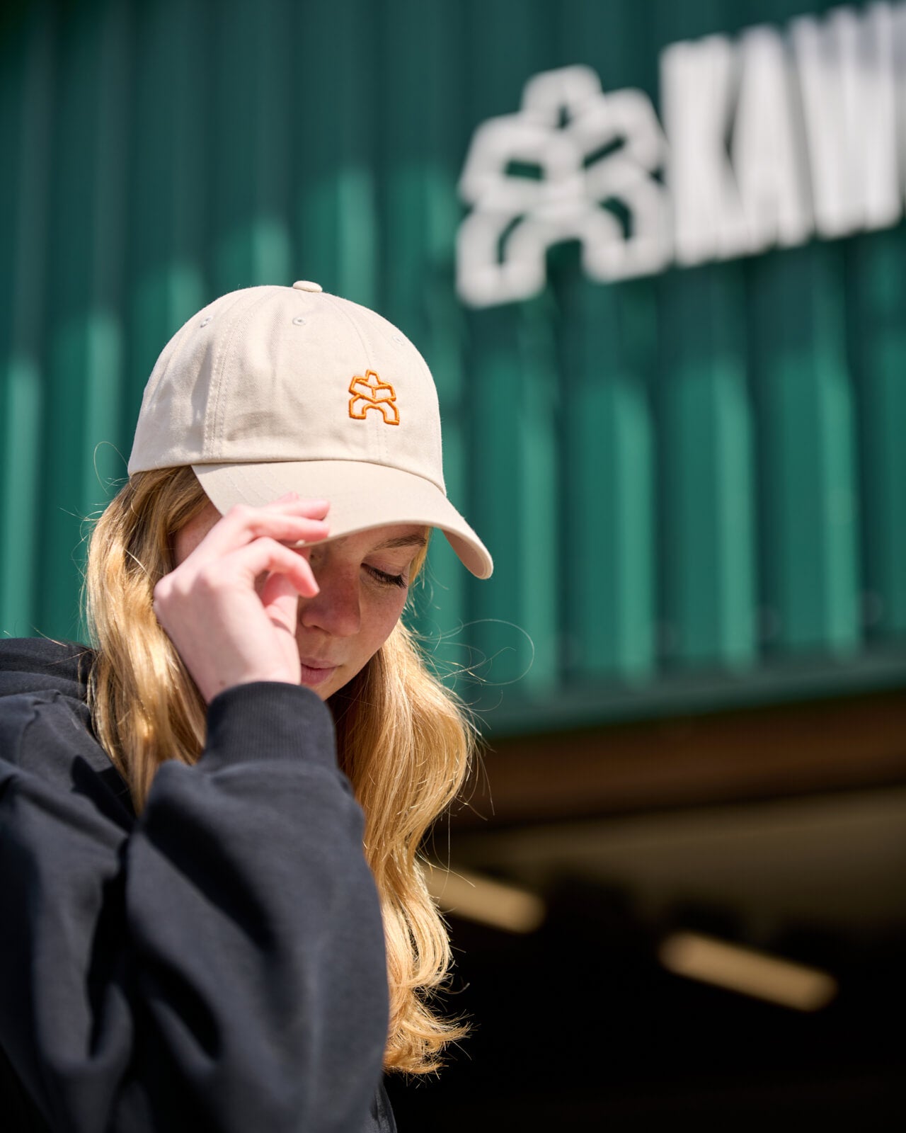 KAWENTSMANN Cap in Beige mit orangenem Logo-Stick