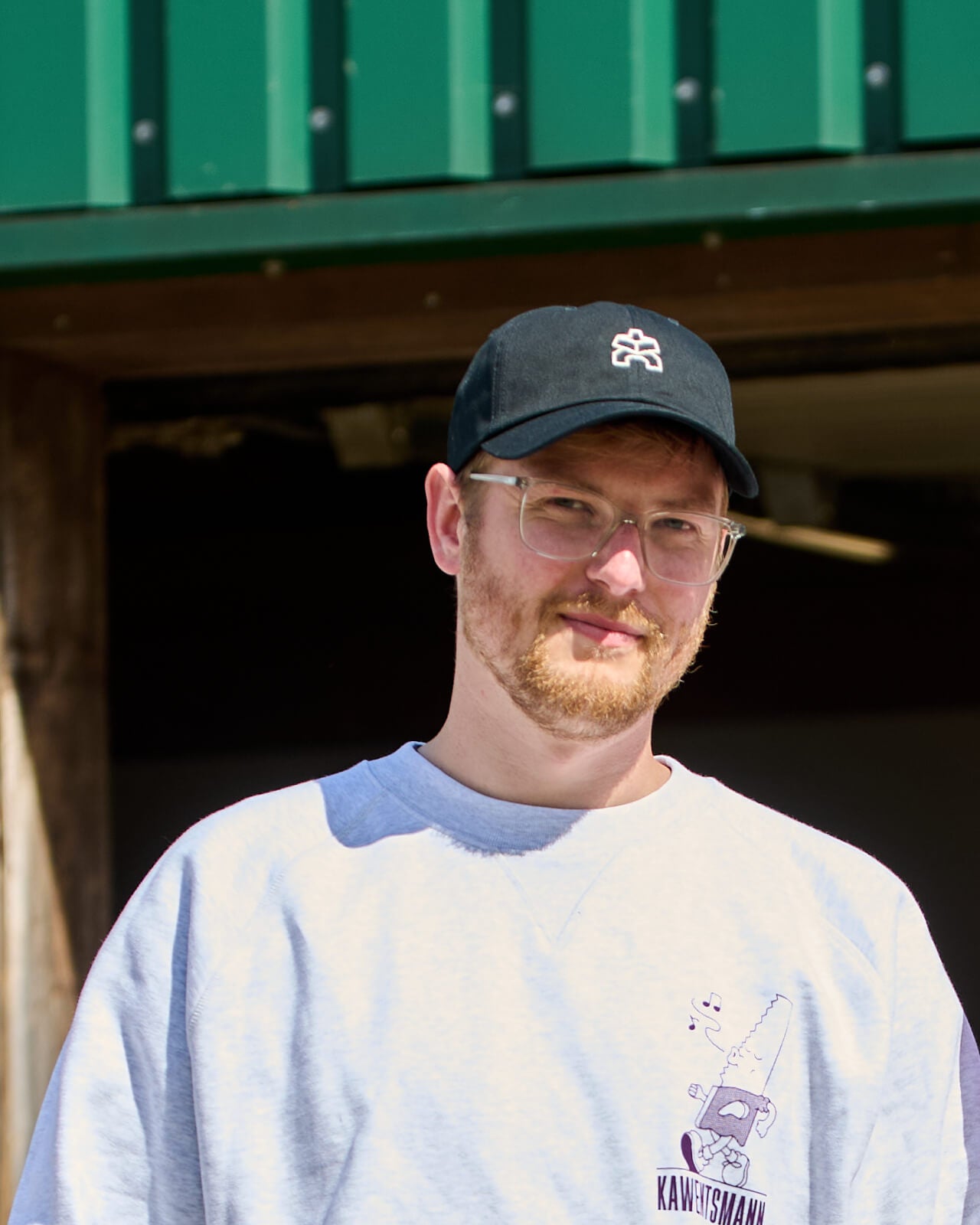 KAWENTSMANN Cap in Schwarz mit weißem Logo von vorne