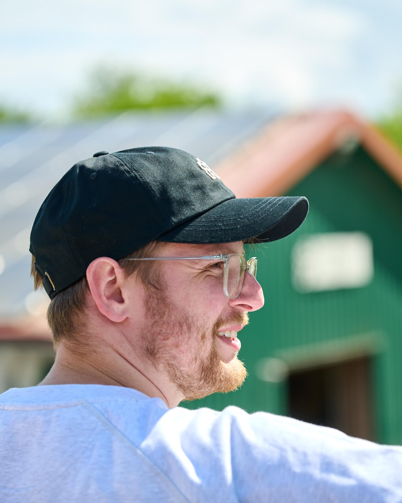 KAWENTSMANN Cap in Schwarz mit weißem Logo von der Seite