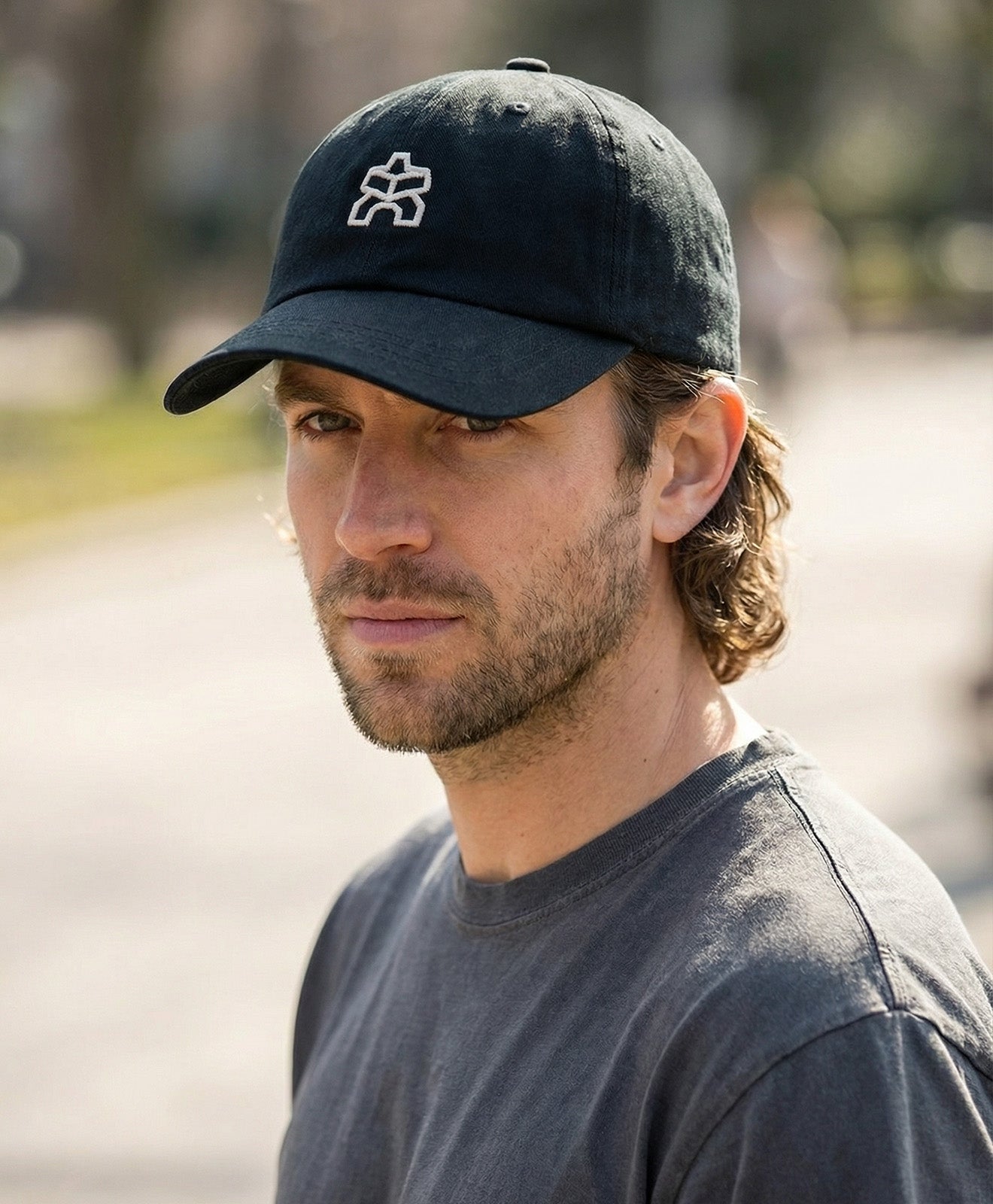KAWENTSMANN Cap in Schwarz mit weißem Logo von vorne