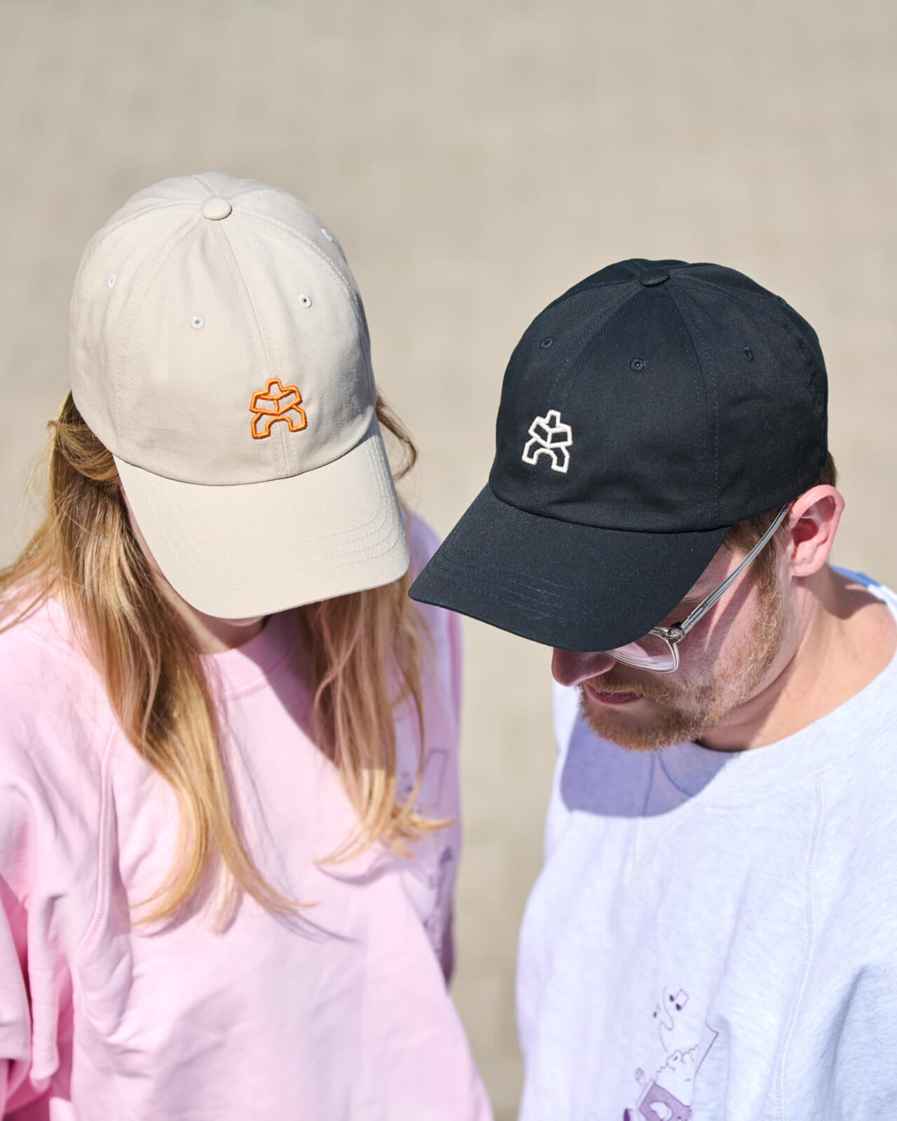 KAWENTSMANN Cap in Beige mit orangenem Logo-Stick und in Schwarz mit weißem Logo