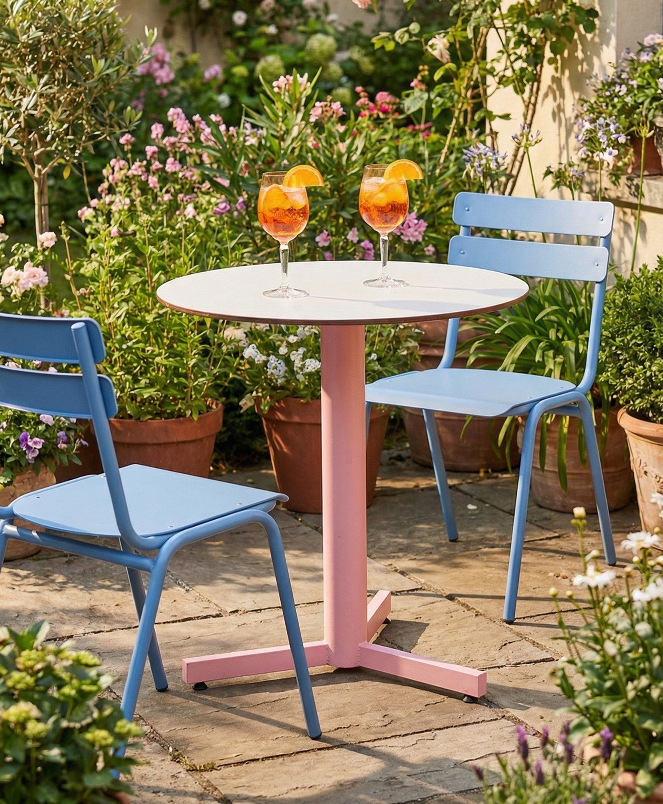 Gartentisch in rund mit Stahlgestell in rosa