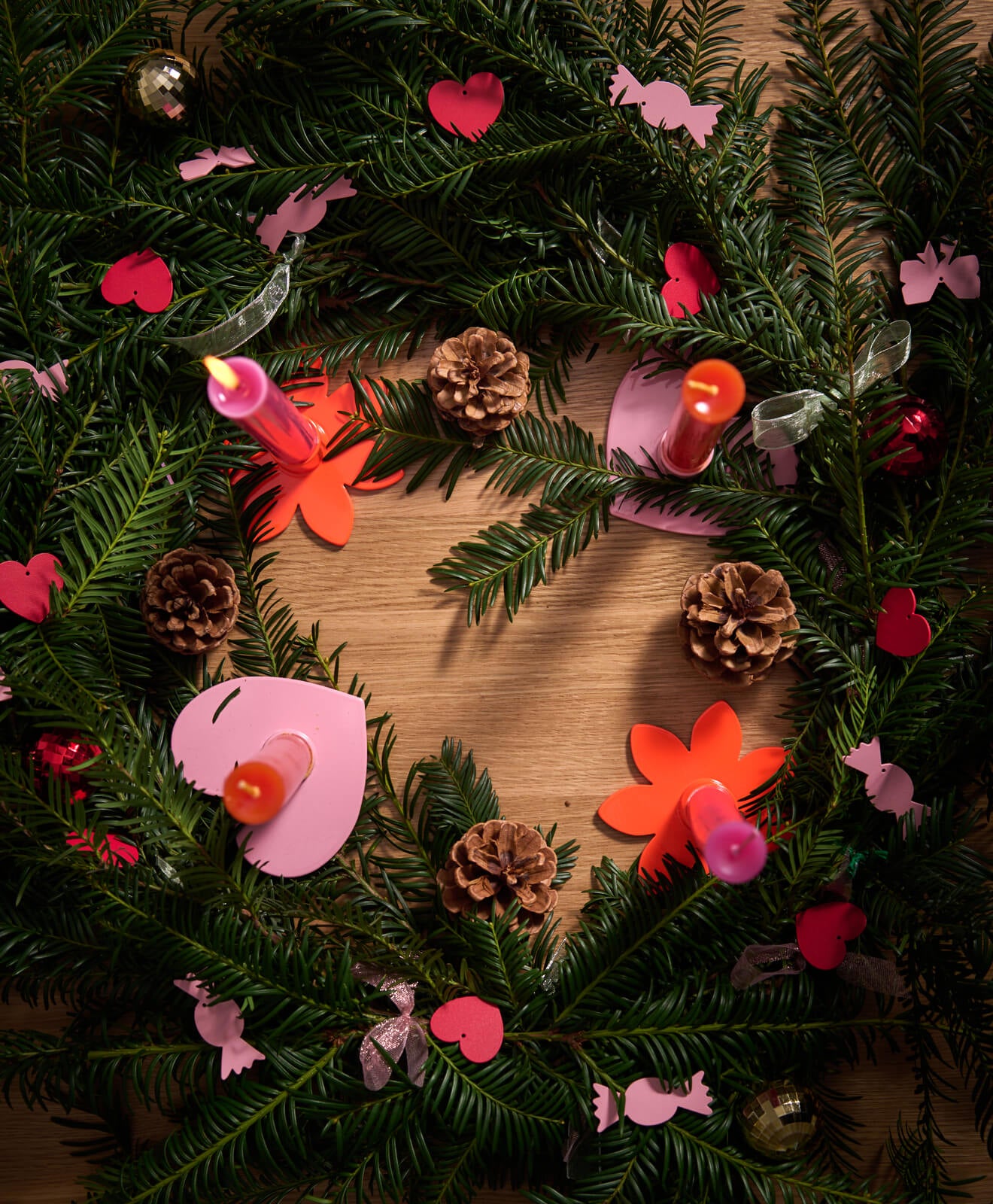 Kerzenhalter in Blumenform als Adventskranz arrangiert