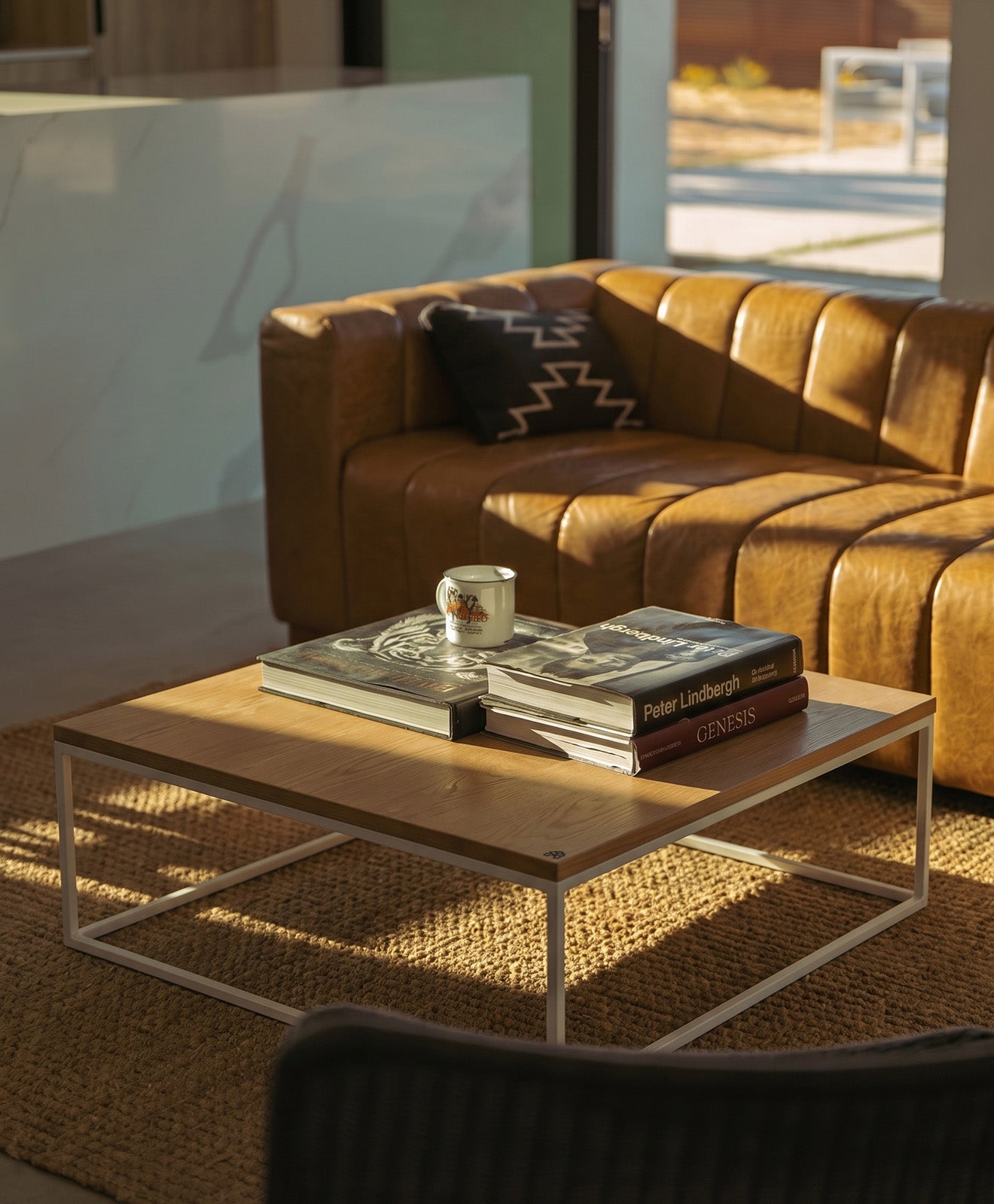 Couchtisch aus Holz & Metall LAUMALOCHER im Wohnzimmer
