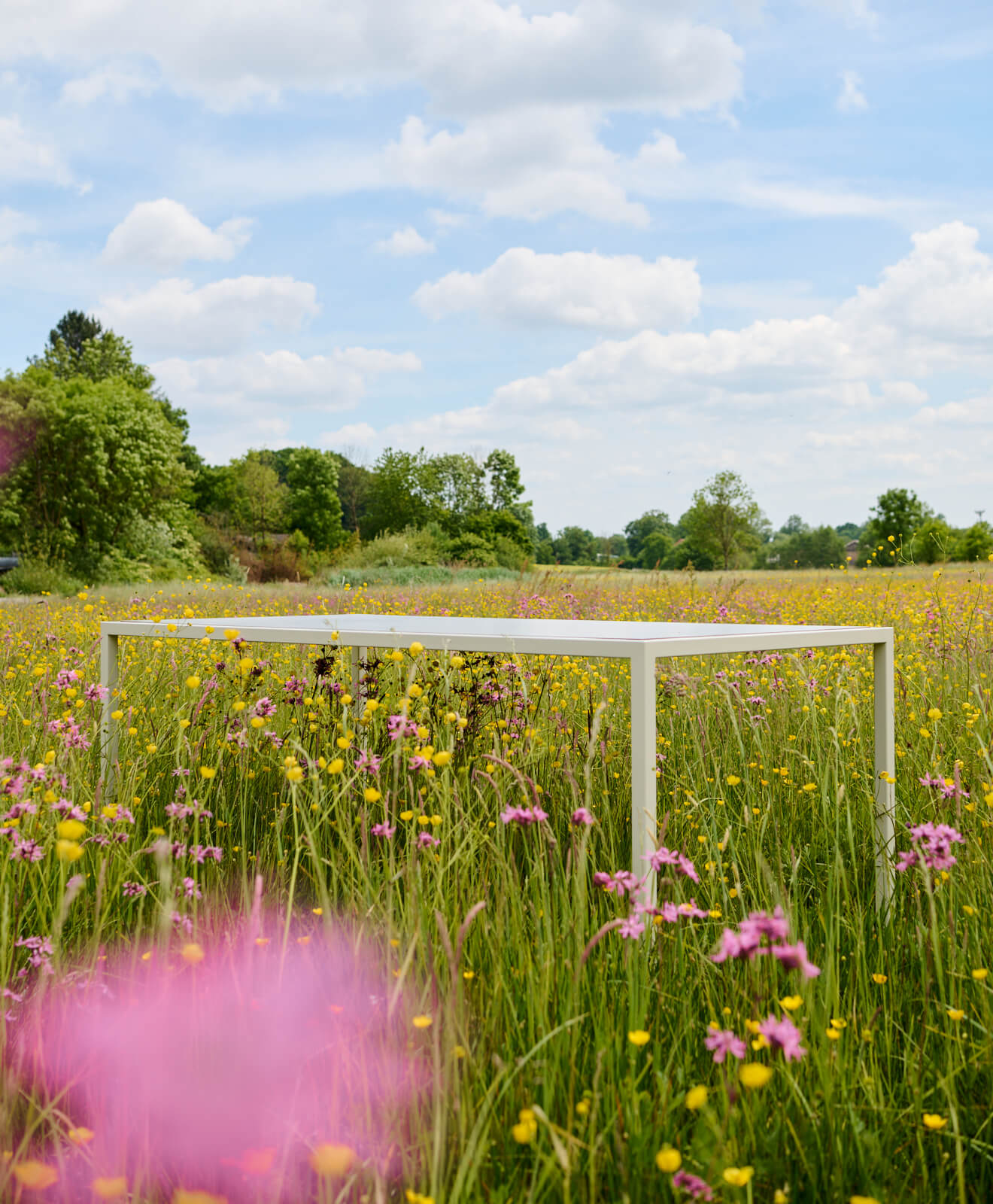 Moodbild vom Outdoor Tisch wetterfest Talon von Kawentsmann auf einer Blumenwiese