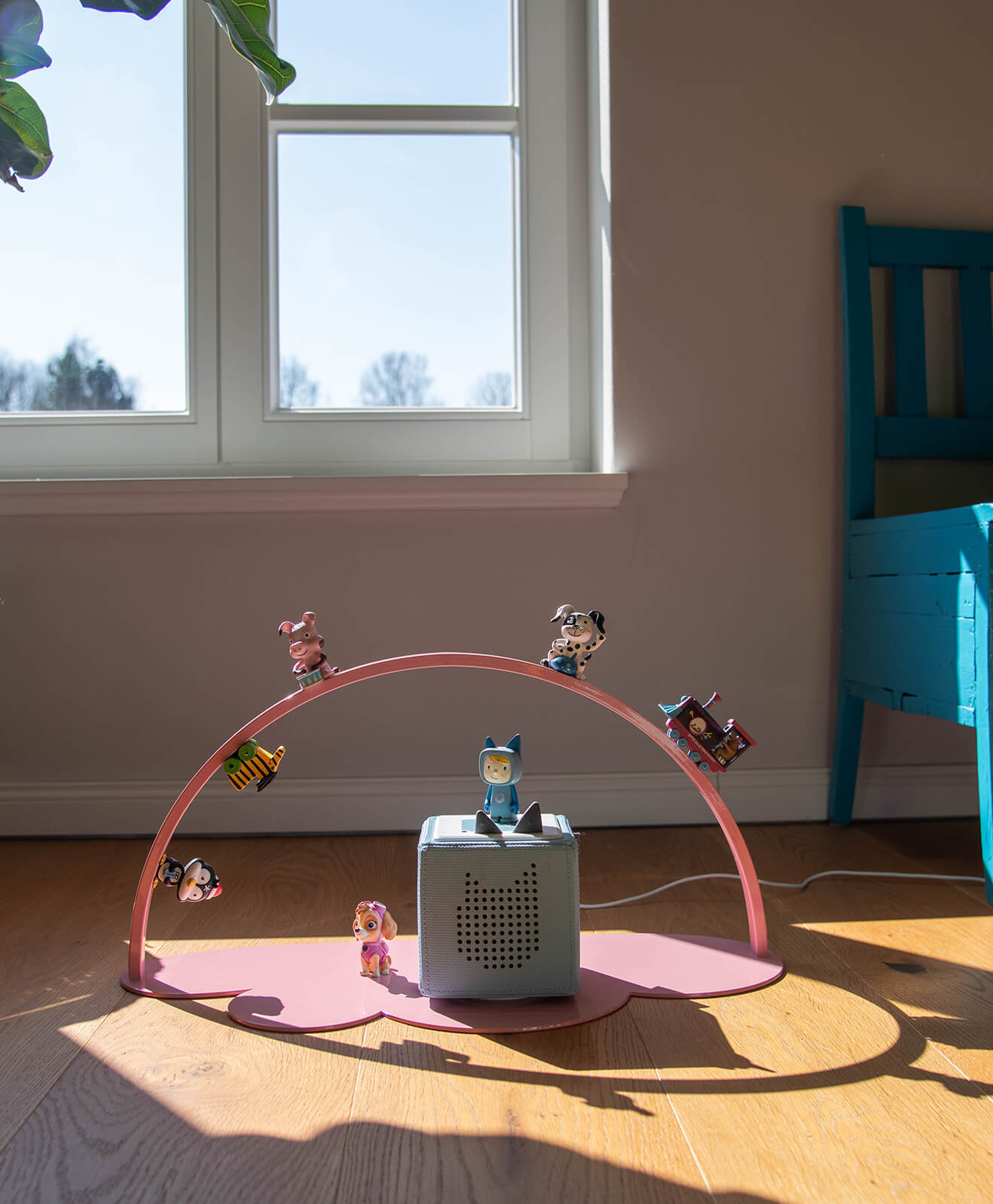 Regal für Toniebox & Tonies in Rosa - Moodbild im Kinderzimmer auf dem Boden aufgestellt
