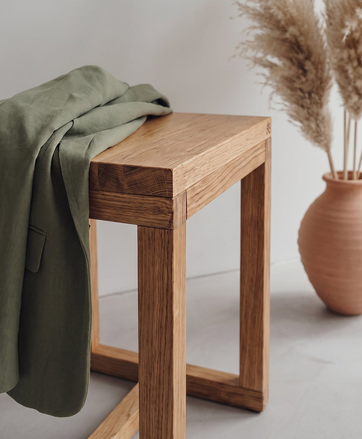 Hocker Massivholz Eiche - Detailansicht Moodbild mit Jacke