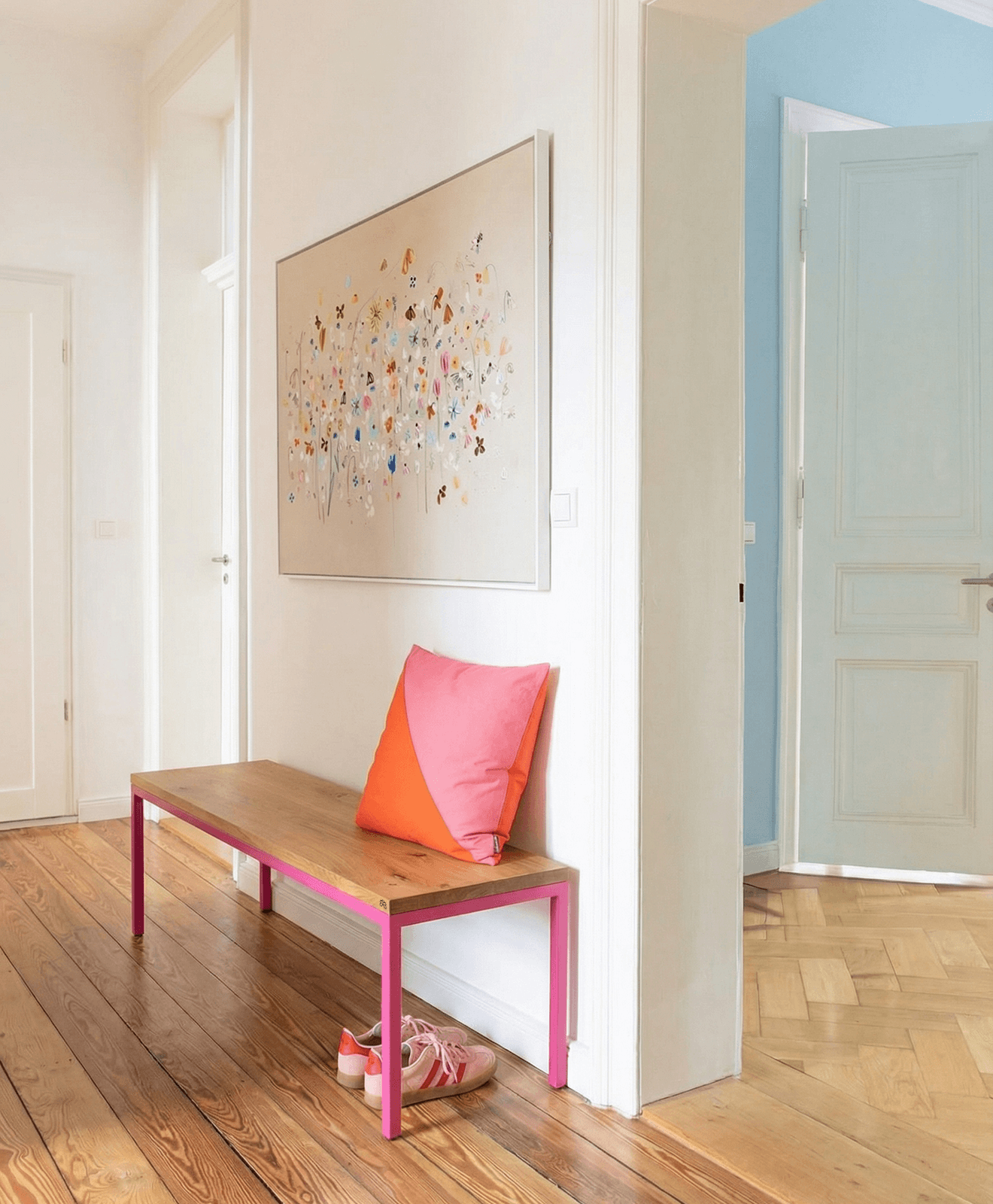 Sitzbank TALON mit Vierfuß in einem Flur