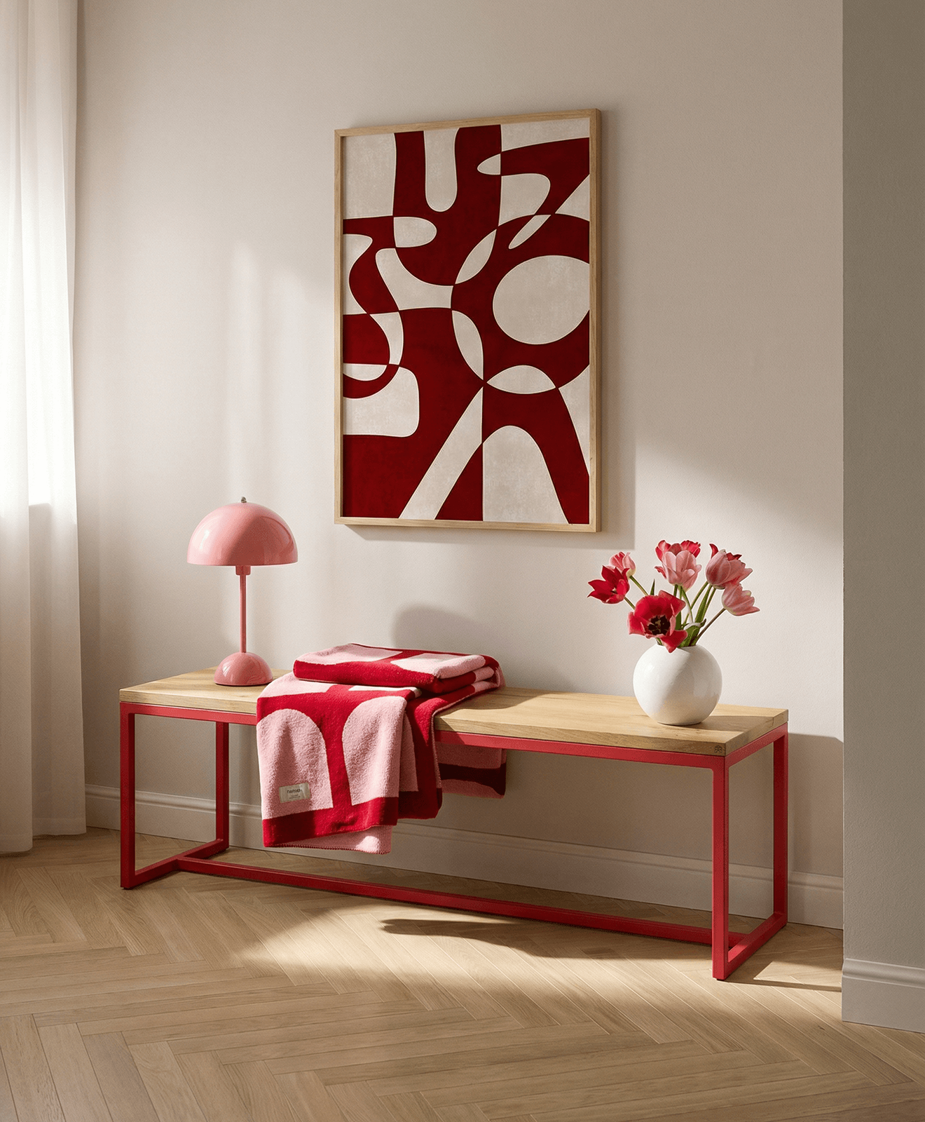 Sitzbank TALON mit Mittelstrebe mit einer Decke, Lampe und Vase daraufgestellt