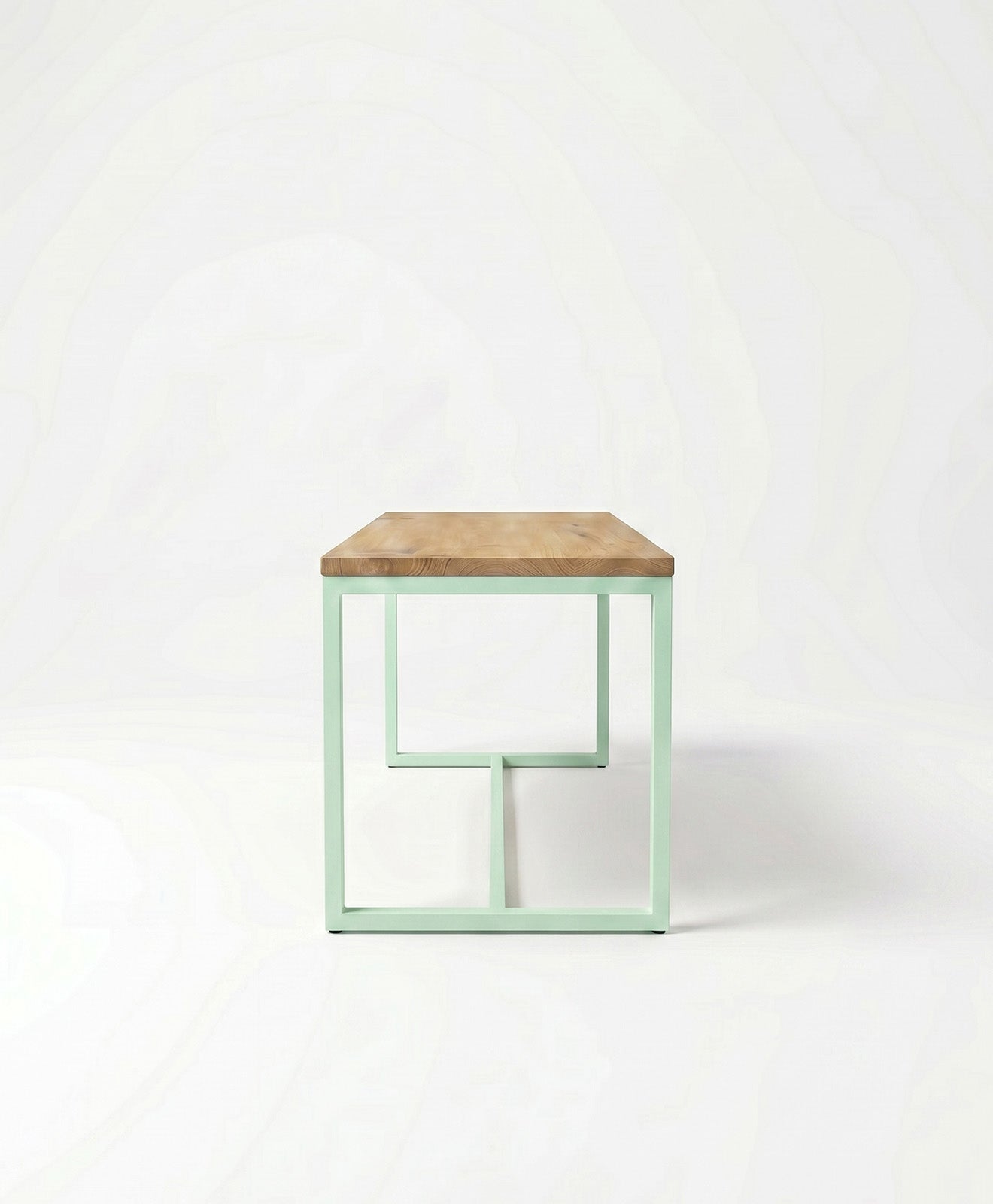 Sitzbank aus Holz & Stahlgestell TALON mit Mittelstrebe von KAWENTSMANN