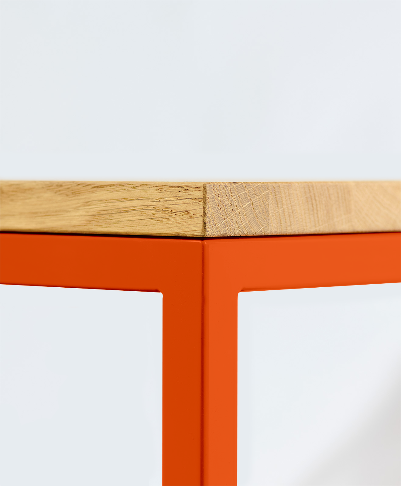 Detailaufnahme eines Tisches / einer Bank in Neonorange glänzend