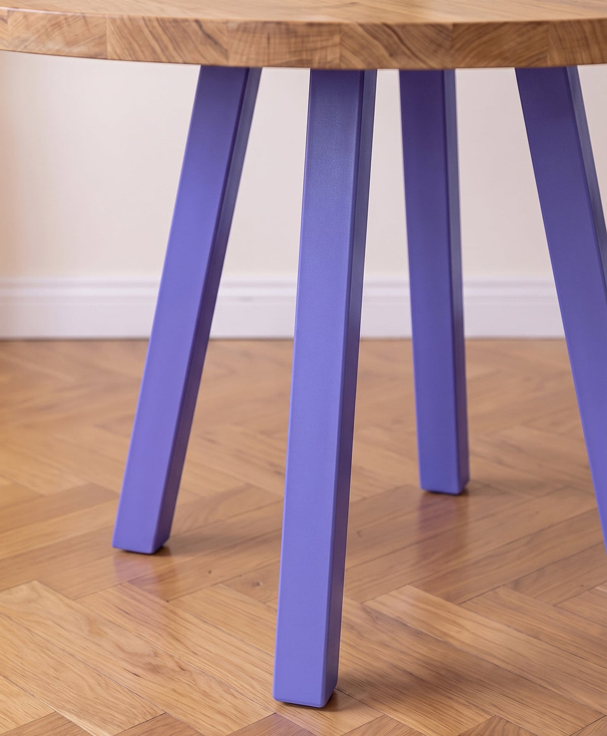 Tisch Massivholz & Stahlgestell rund WILMA - Blauviolett RAL 4005 - Moodbild