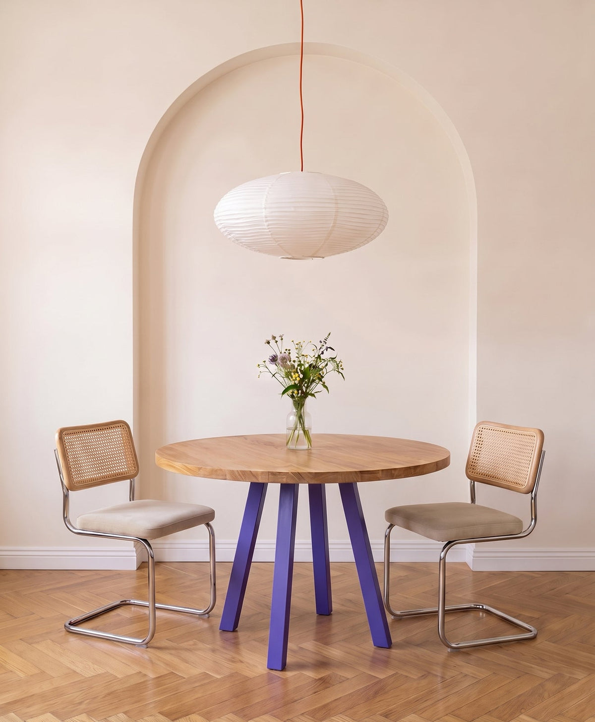Tisch Massivholz & Stahlgestell rund WILMA - Blauviolett RAL 4005