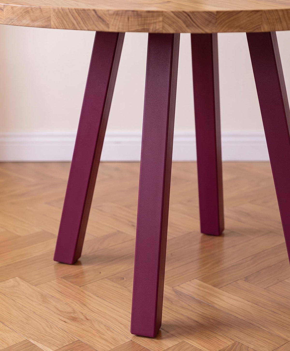 Tisch Massivholz & Stahlgestell rund WILMA - Bordeauxviolett RAL 4004 - Moodbild