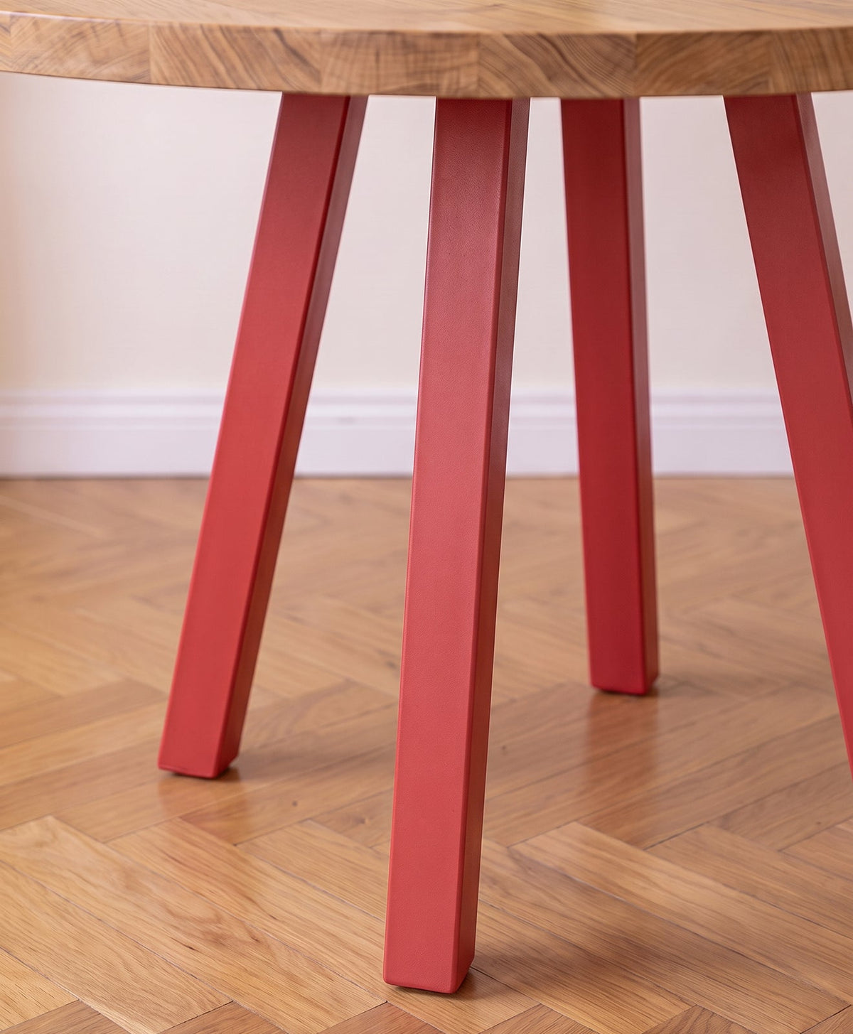 Tisch Massivholz & Stahlgestell rund WILMA - Erdbeerrot RAL 3018 - Moodbild