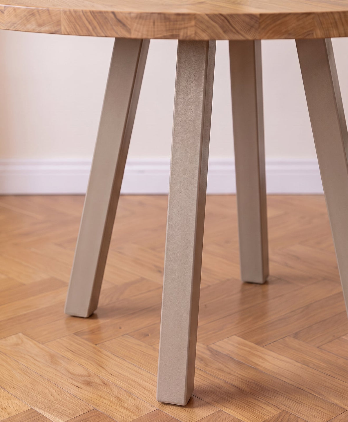 Tisch Massivholz & Stahlgestell rund WILMA - Graubeige RAL 1019 - Moodbild