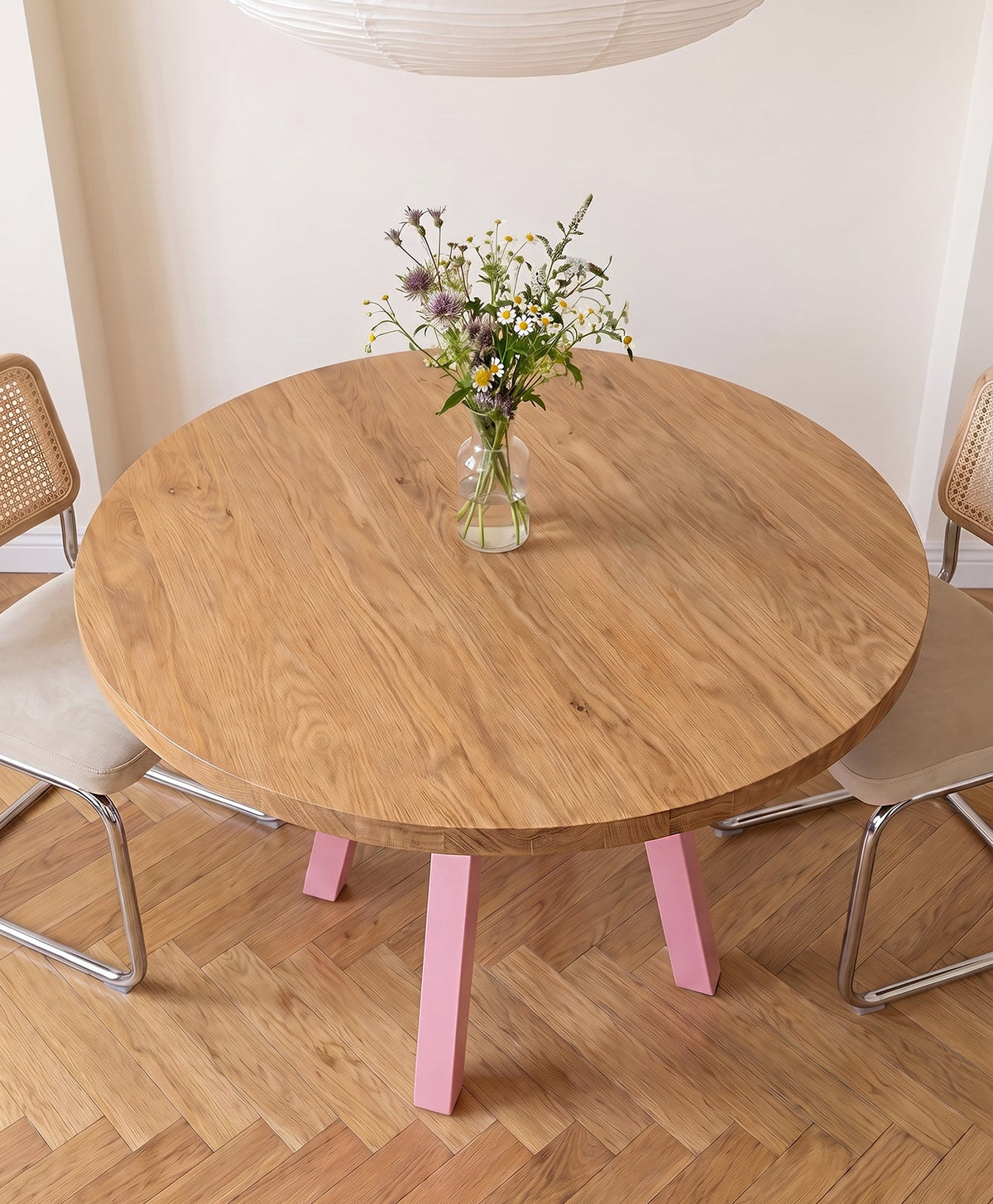 Tisch Massivholz & Stahlgestell rund WILMA - Hellrosa RAL 3015 - Moodbild