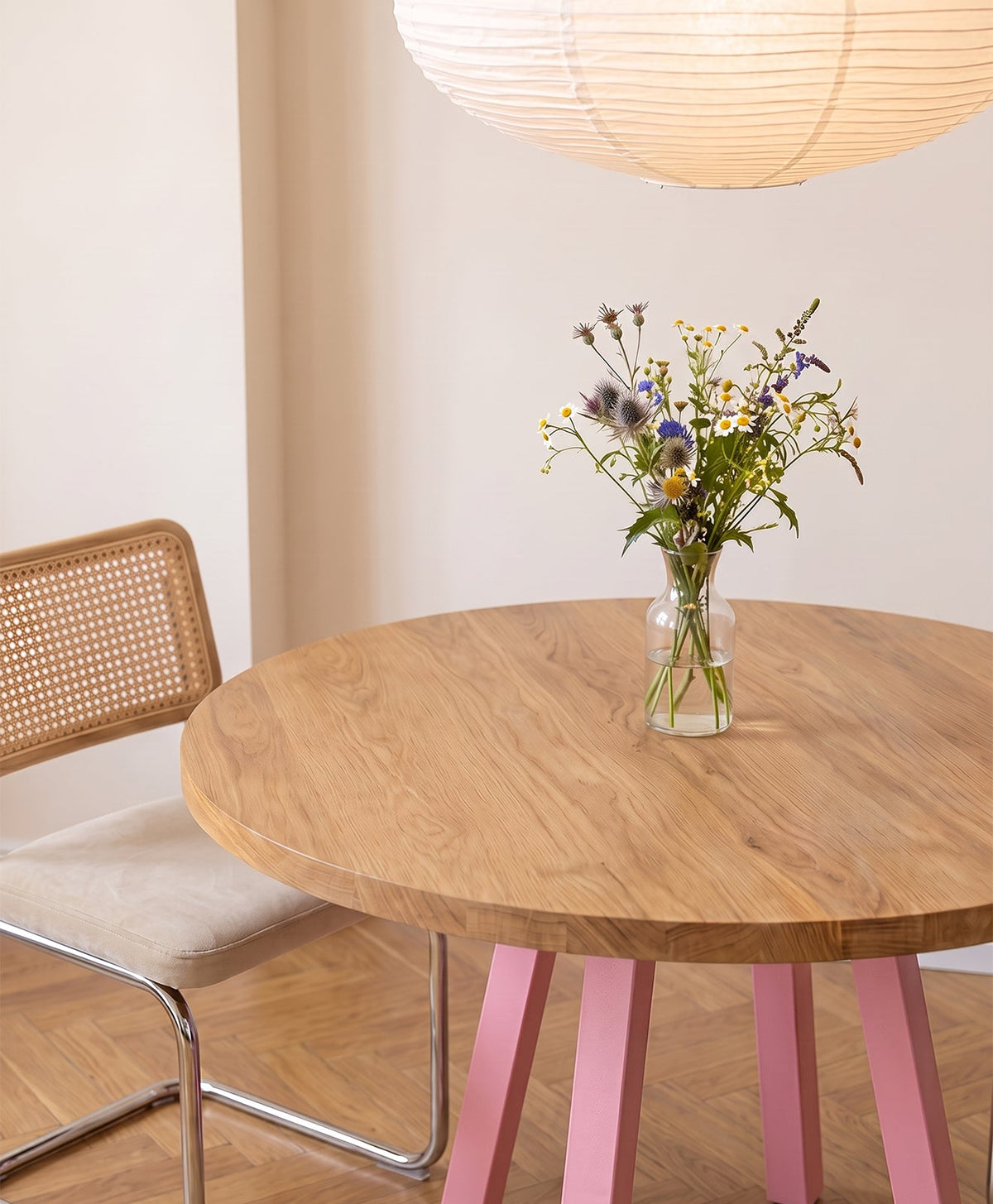 Tisch Massivholz & Stahlgestell rund WILMA - Hellrosa RAL 3015 - Moodbild